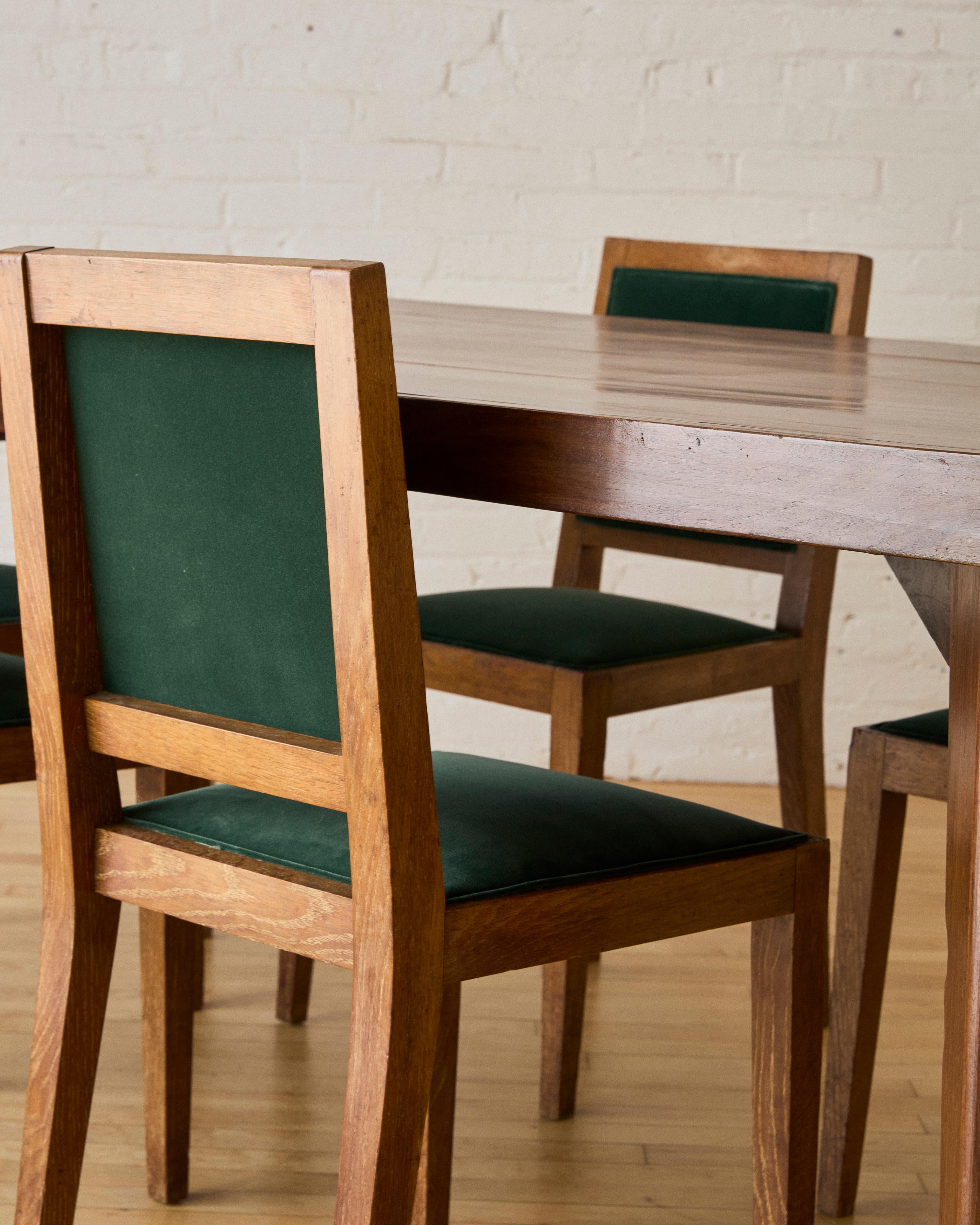 Un set di sei sedie da pranzo in rovere cerato attribuite a Rene Gabriel in vendita 3