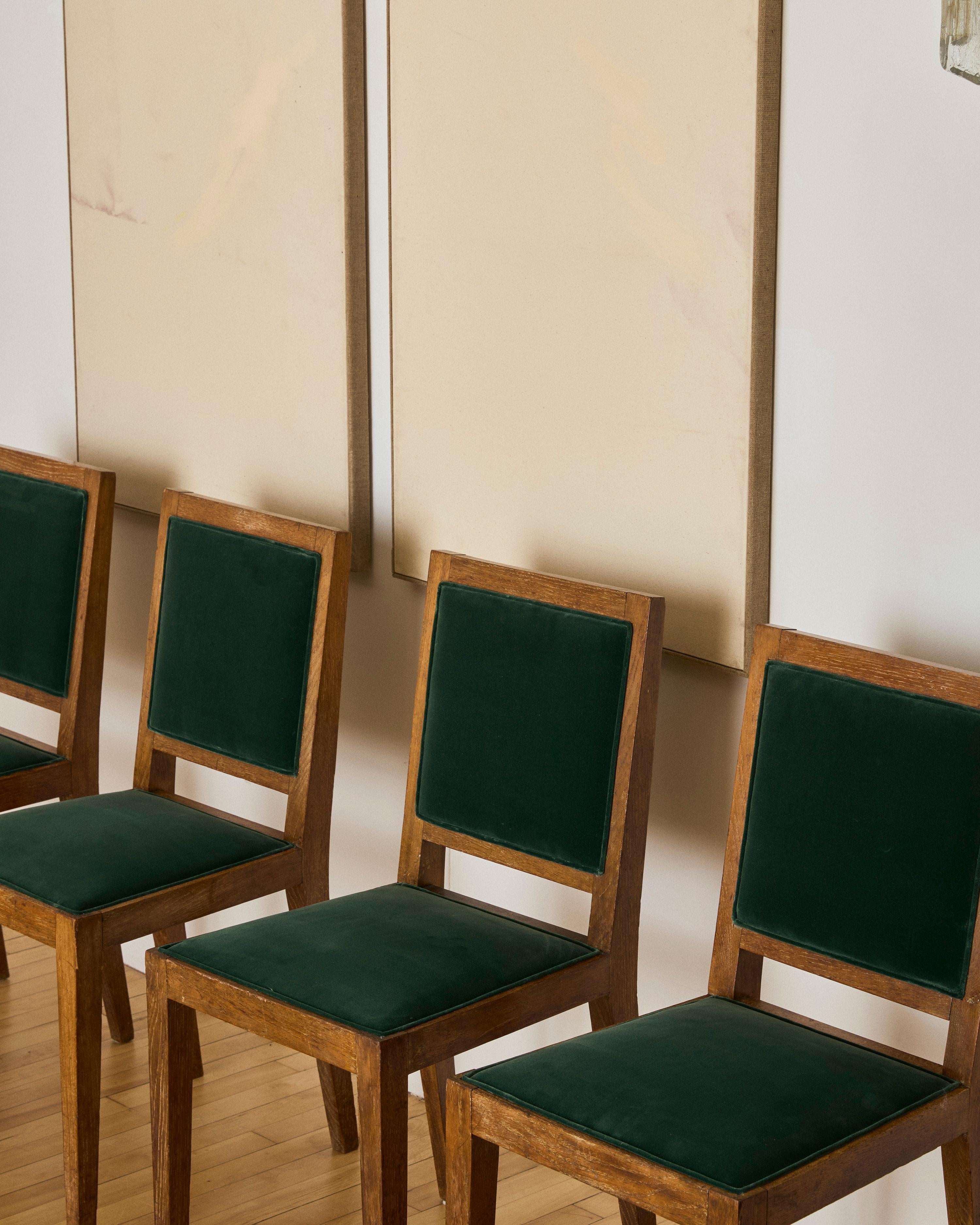 Velluto Un set di sei sedie da pranzo in rovere cerato attribuite a Rene Gabriel in vendita
