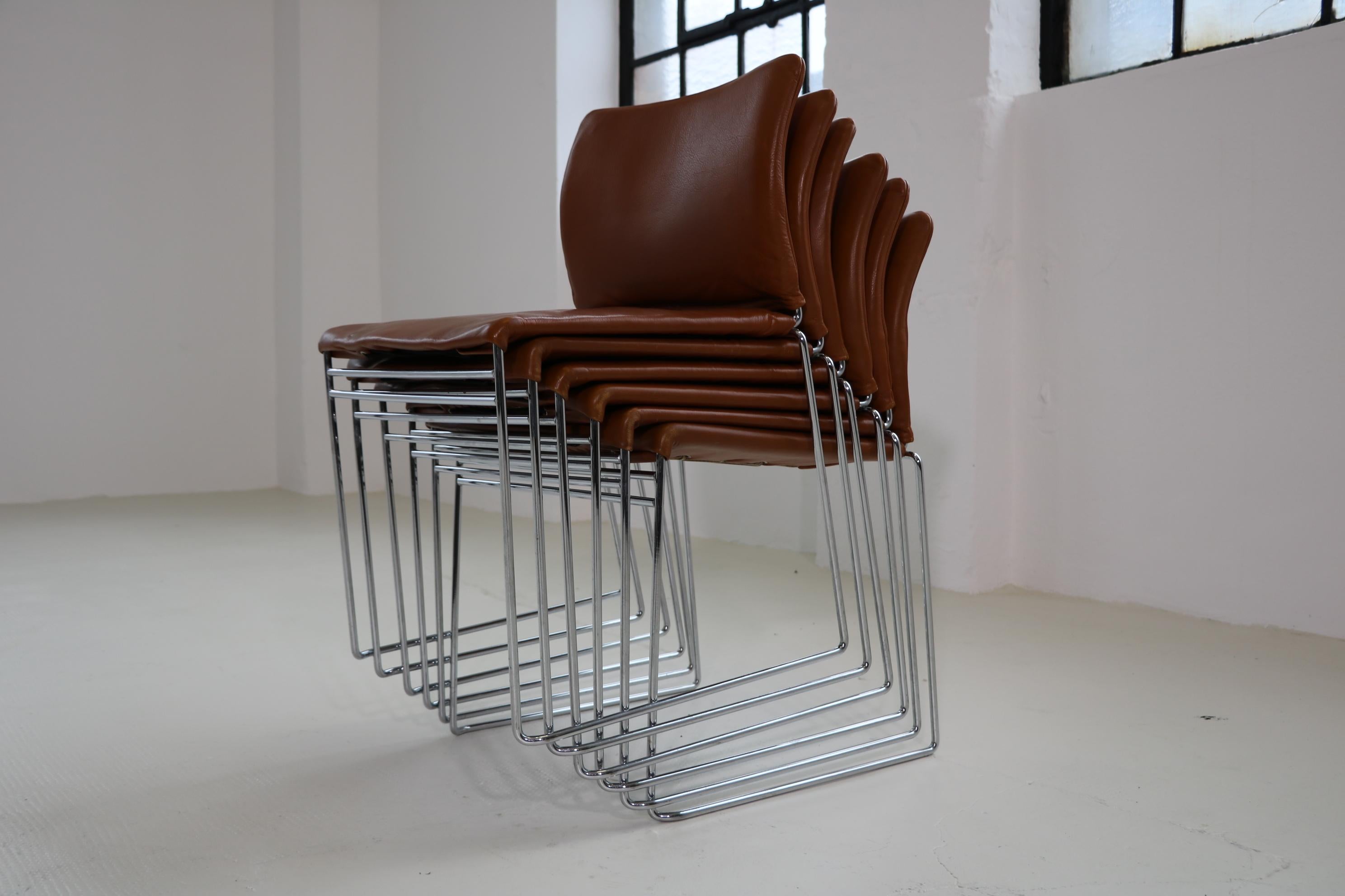 Ein Set von sechs Stühlen, Modell 'Jano', entworfen von Kazuhide Takahama, hergestellt von Simon Gavina in Cogac-Leder.
Die Stühle sind in einem schönen Vintage-Zustand mit leichten Gebrauchsspuren - sie sind stapelbar. Größere Menge auf Lager!