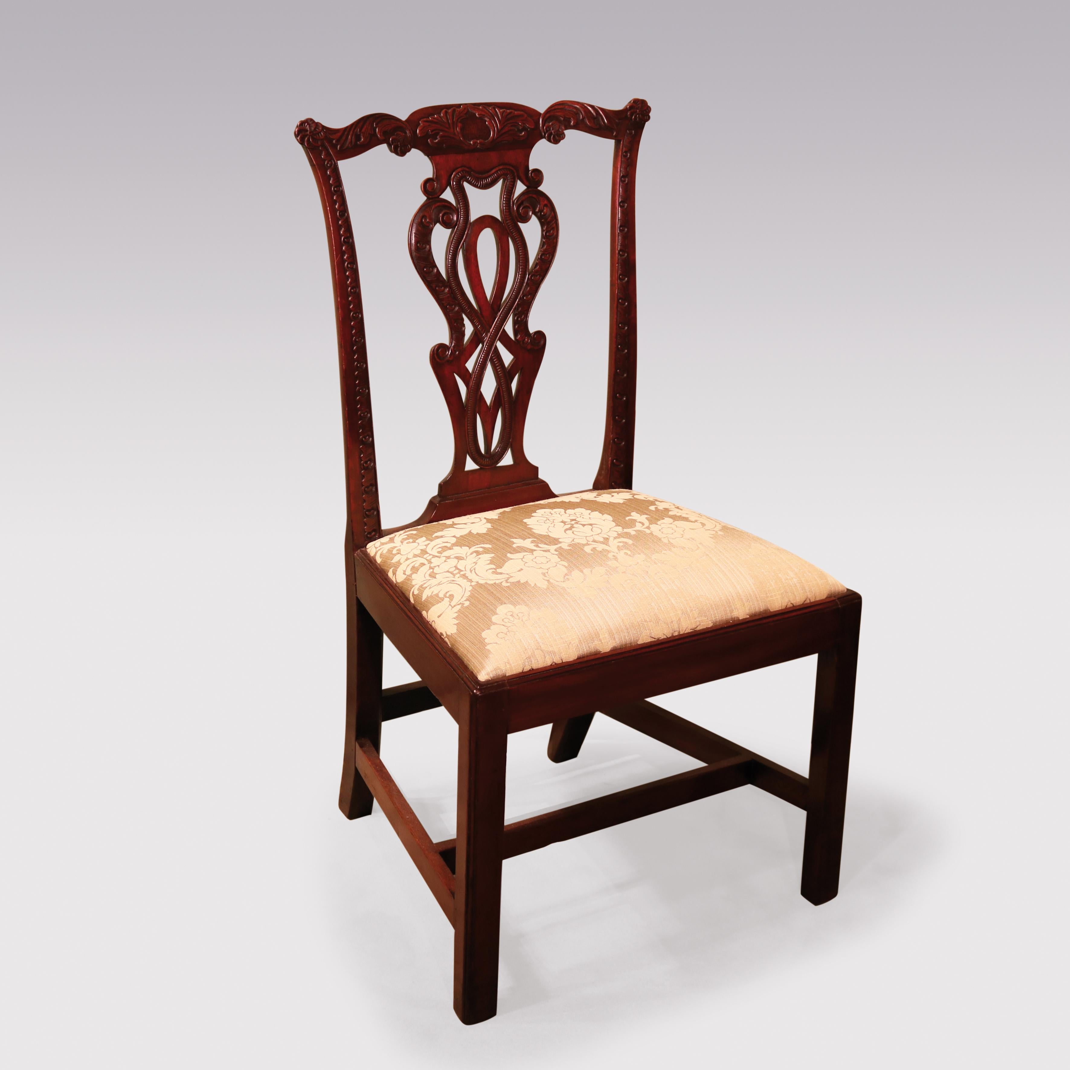 Un ensemble de 6 chaises d'appoint en acajou de la période Chippendale du 18ème siècle, avec des acanthes bien sculptées, une rondelle et des éclisses percées inhabituelles sculptées dans une corde, au-dessus d'un siège en forme de goutte, supporté