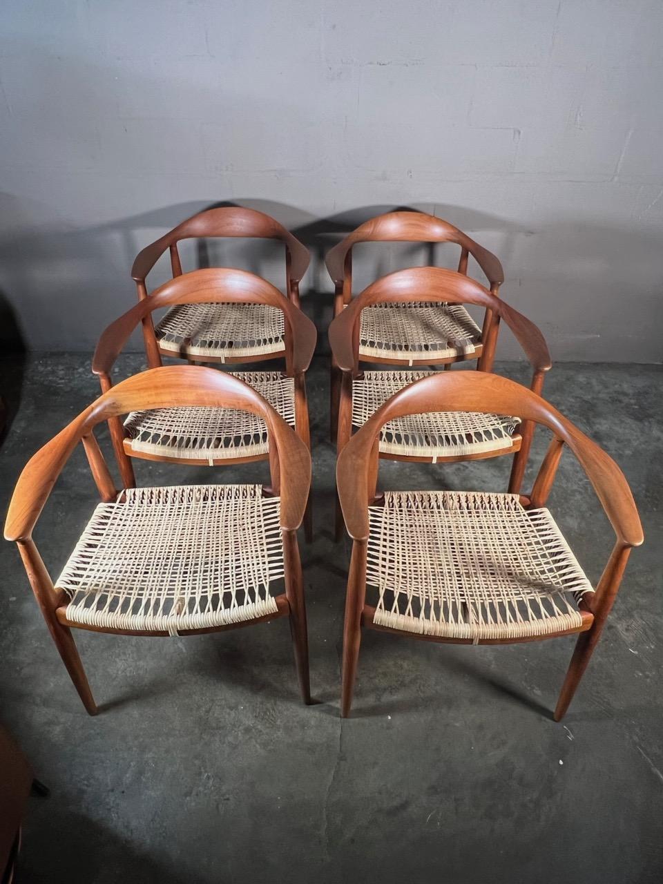 Un superbe ensemble de six (6) chaises classiques Hans Wegner JH-501. Teck et canne. Restauré et recanisé.