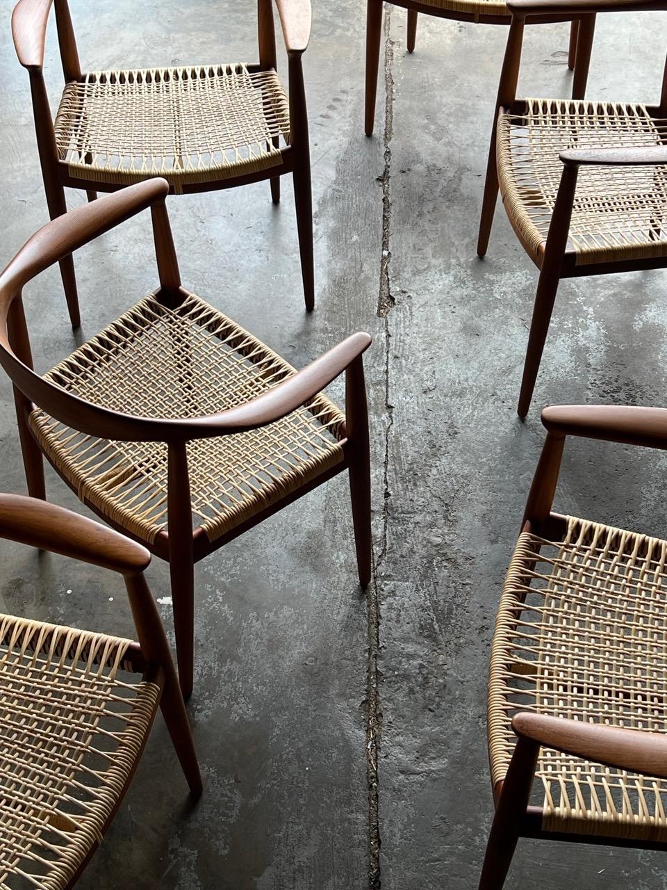 Milieu du XXe siècle Ensemble de six chaises classiques de Hans Wegner Johannes Hansen, Danemark en vente