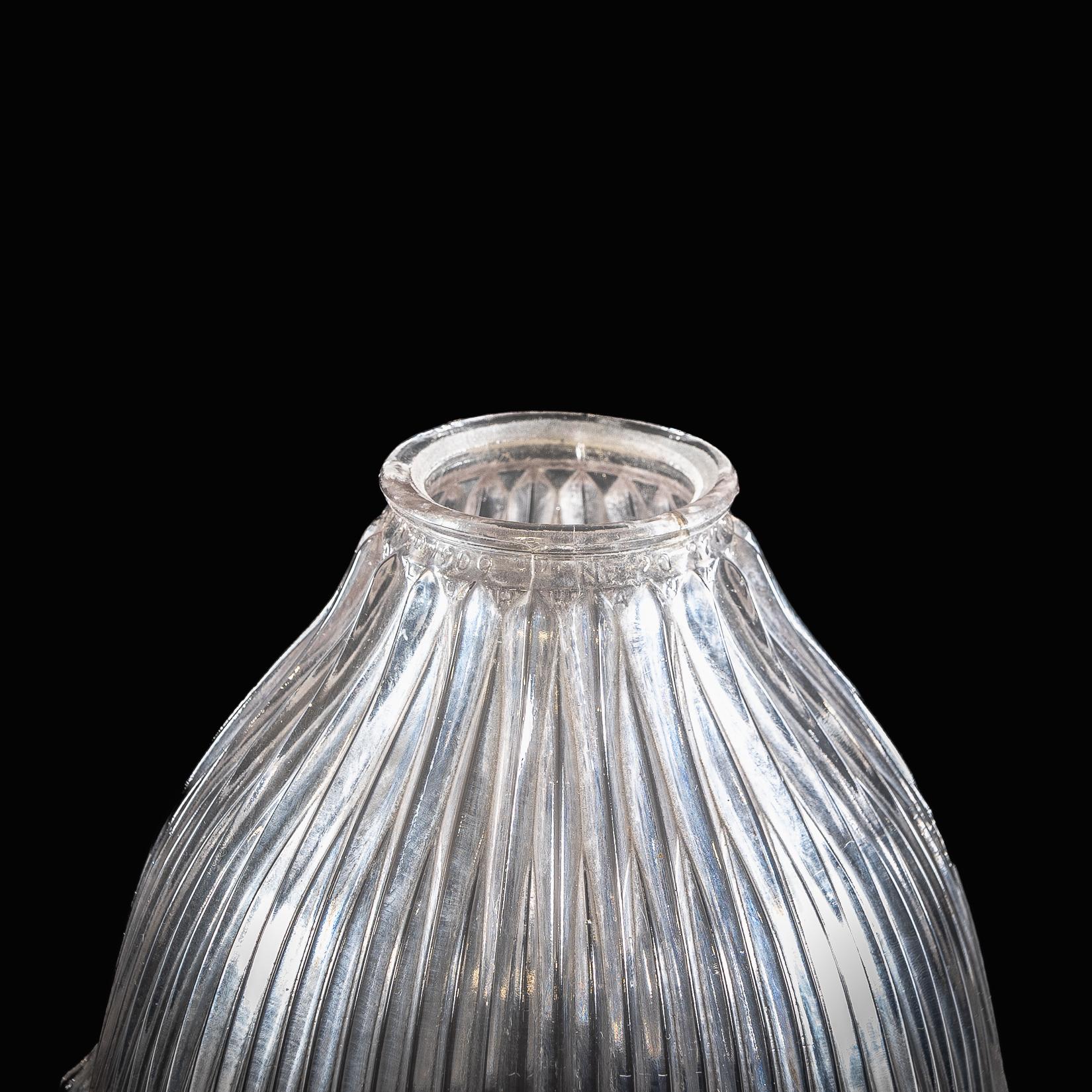 Ein Satz von sechs klaren gerippten Glasschirmen mit Glockenform und gekräuselten Rändern im Angebot 5