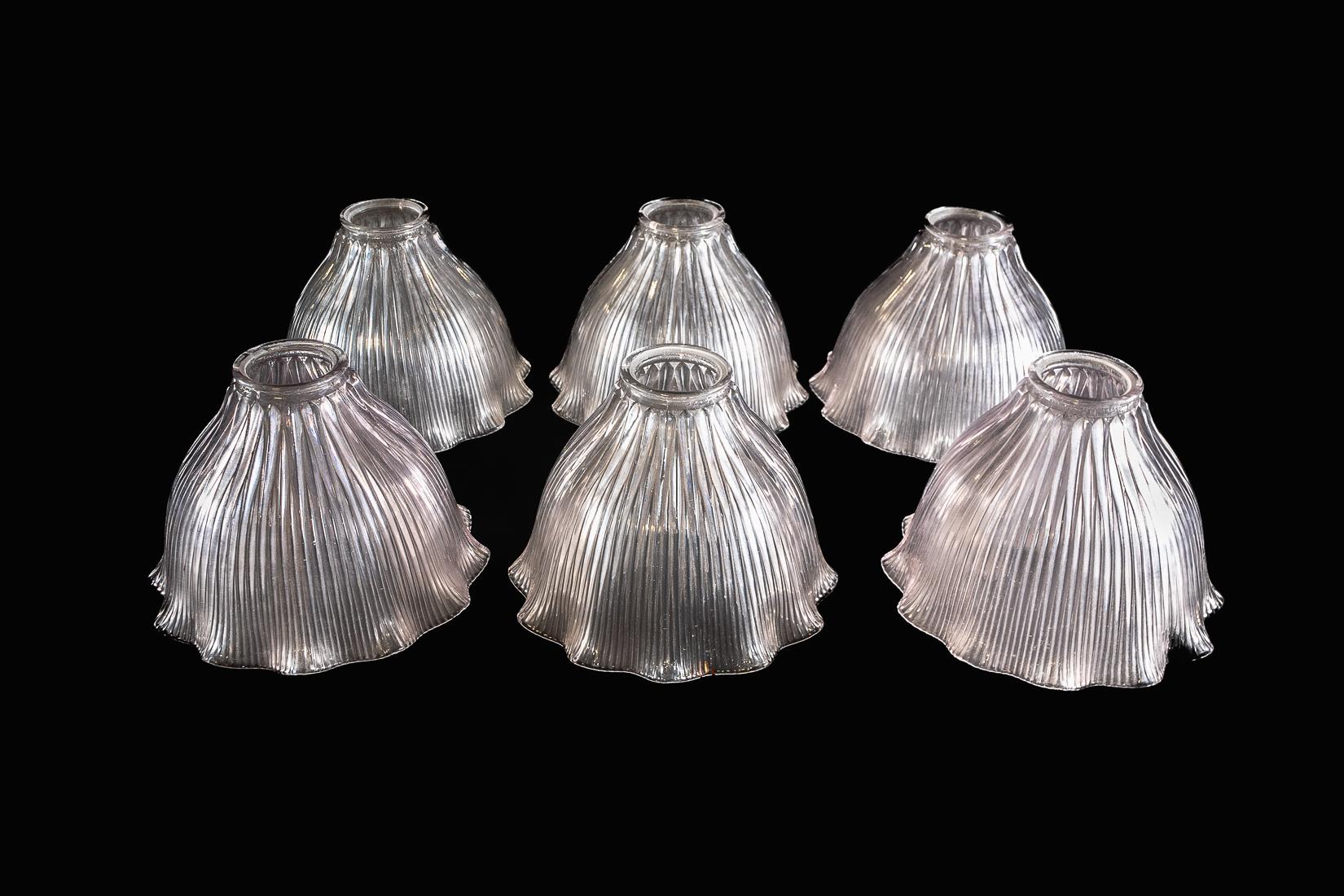 Ein Satz von sechs klaren gerippten Glasschirmen mit Glockenform und gekräuselten Rändern im Angebot 6