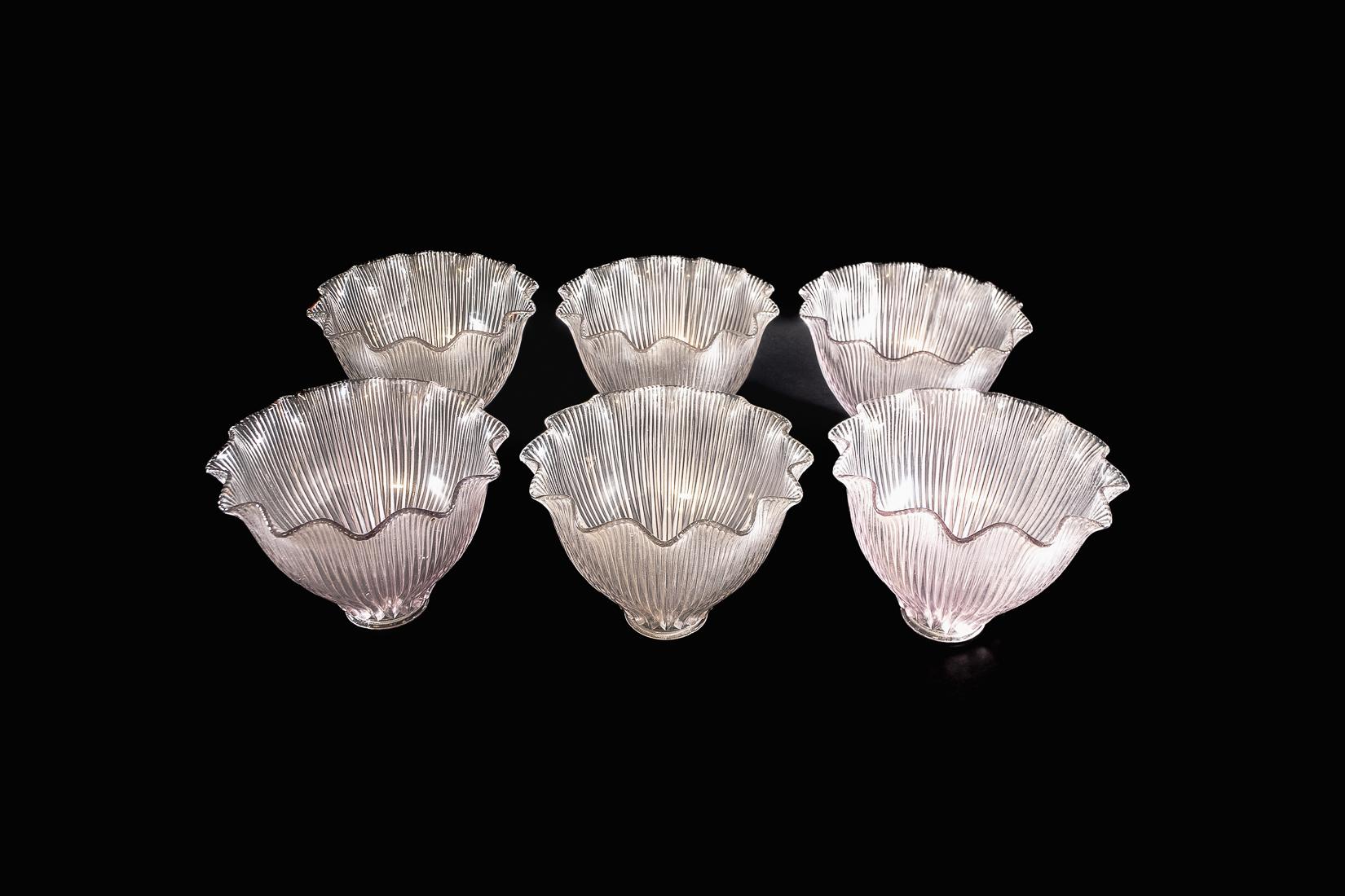 Ein Satz von sechs klaren gerippten Glasschirmen mit Glockenform und gekräuselten Rändern im Angebot 7