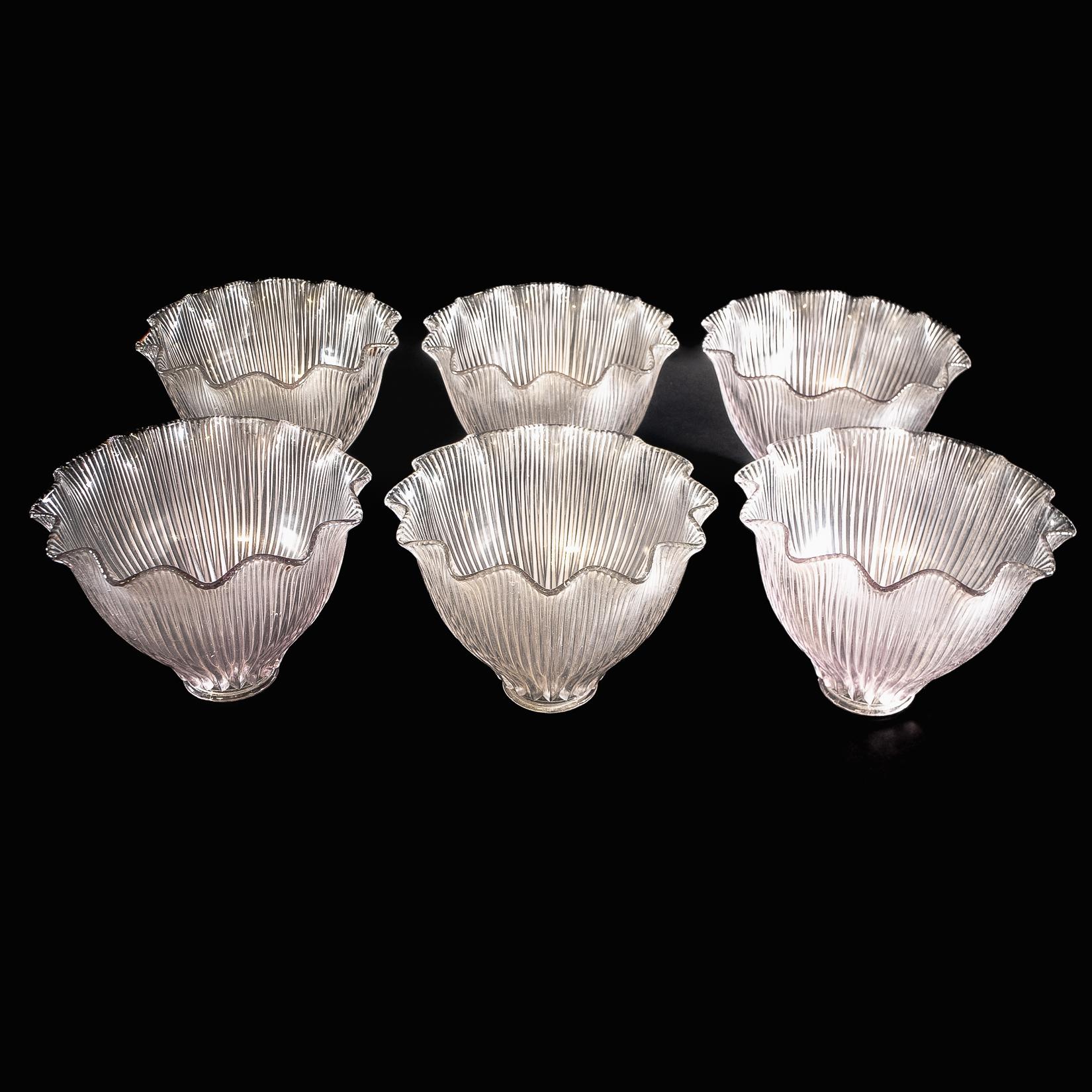 Ein Satz von sechs klaren gerippten Glasschirmen mit Glockenform und gekräuselten Rändern im Angebot 8
