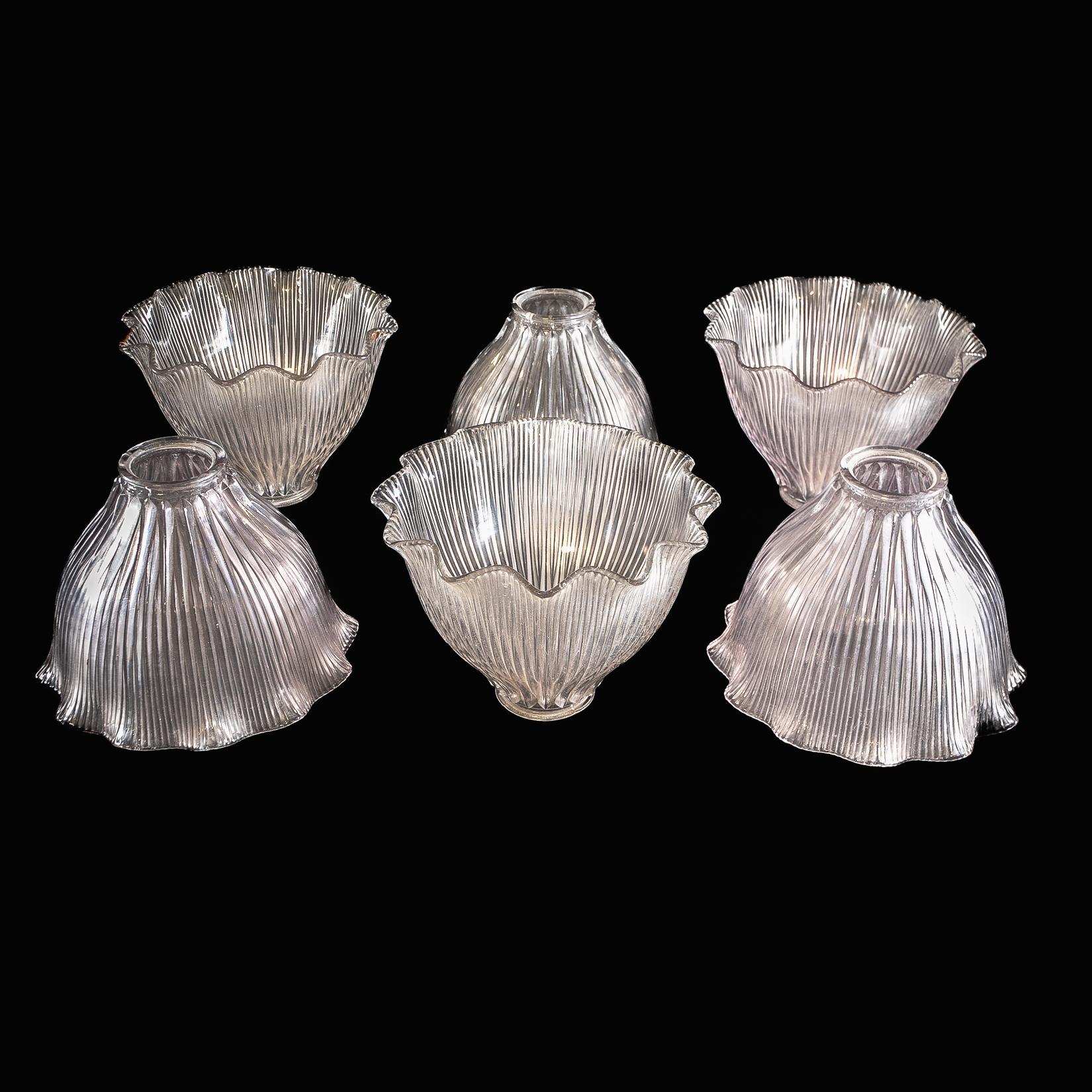 Ein Satz von sechs klaren gerippten Glasschirmen mit Glockenform und gekräuselten Rändern im Angebot 9