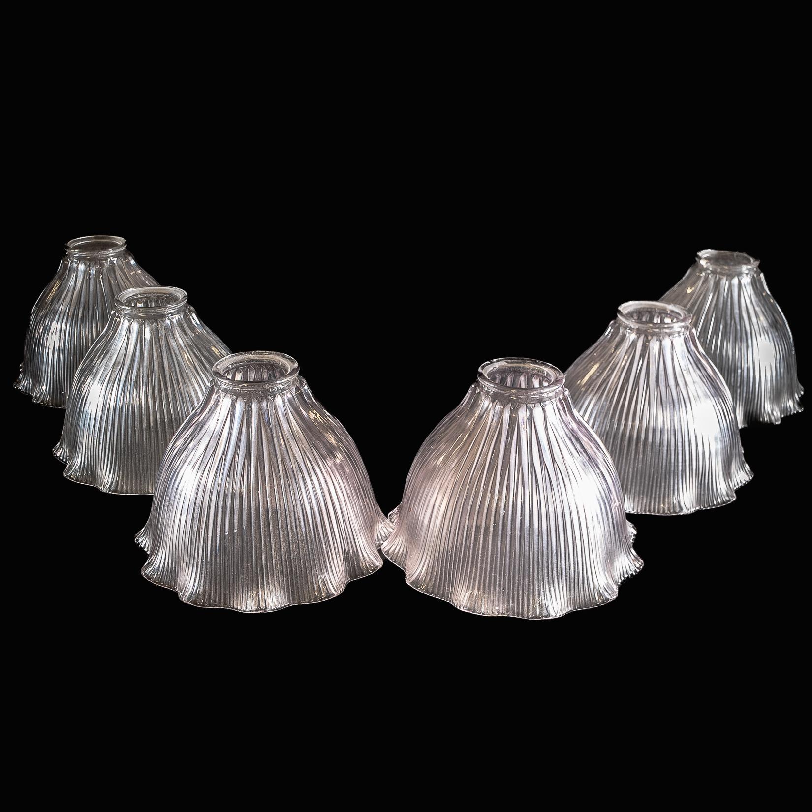 Ein Satz von sechs klaren gerippten Glasschirmen mit Glockenform und gekräuselten Rändern im Angebot 10