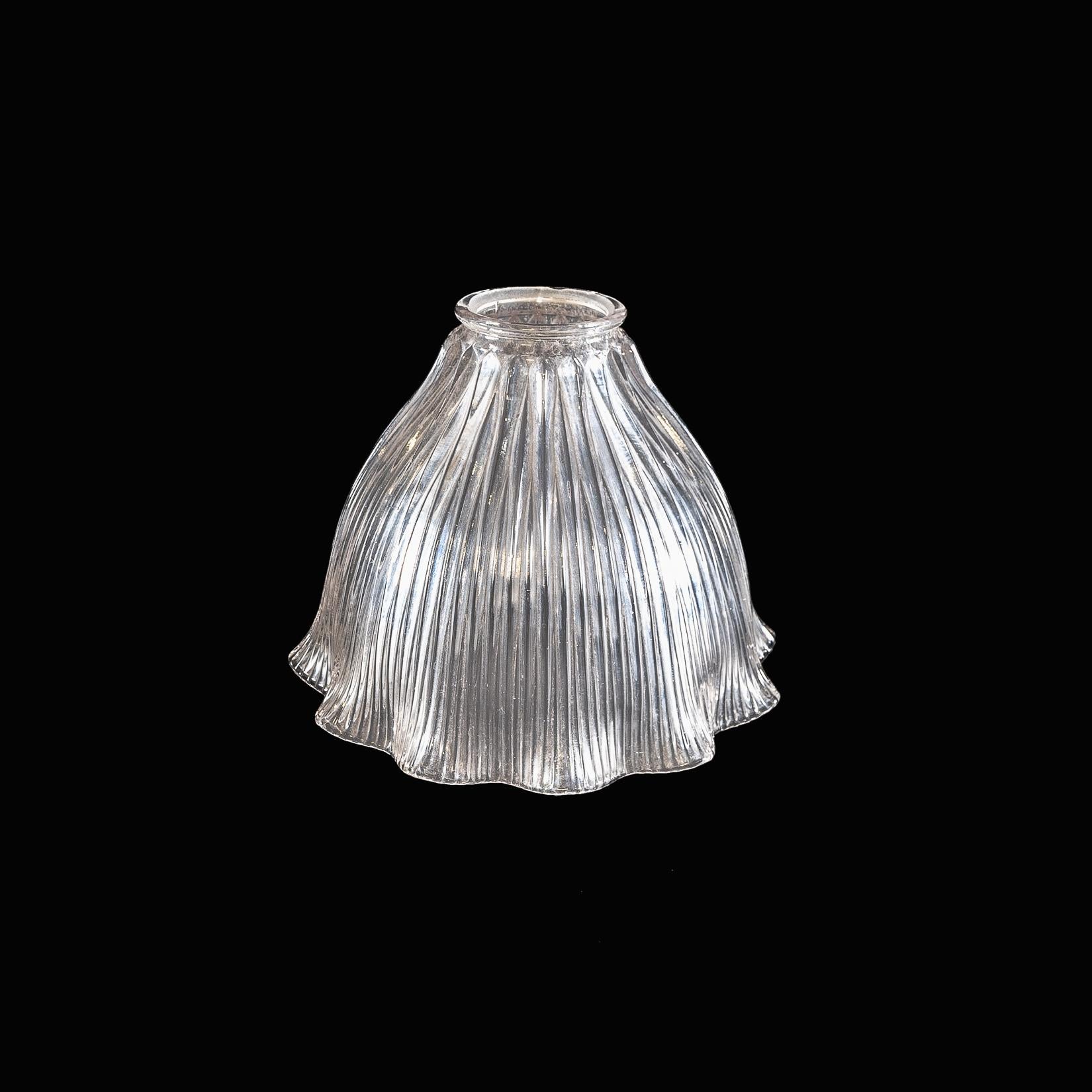 Ein Satz von sechs klaren gerippten Glasschirmen
Mit Glockenform und gekräuseltem Rand.
Durchmesser für die Galerie oder das Lampenschirmloch: 5,5 cm/2,17