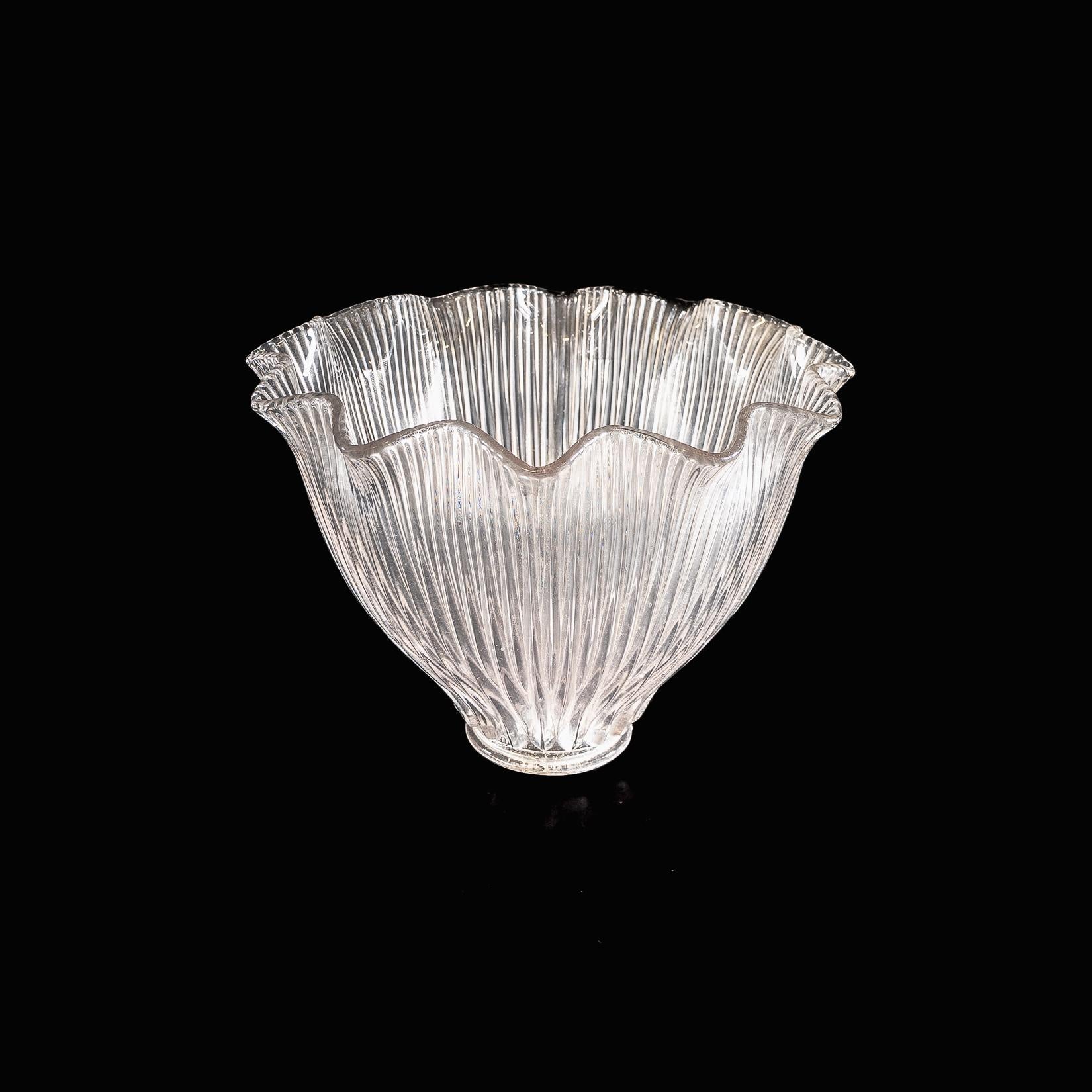 Ein Satz von sechs klaren gerippten Glasschirmen mit Glockenform und gekräuselten Rändern (Arts and Crafts) im Angebot