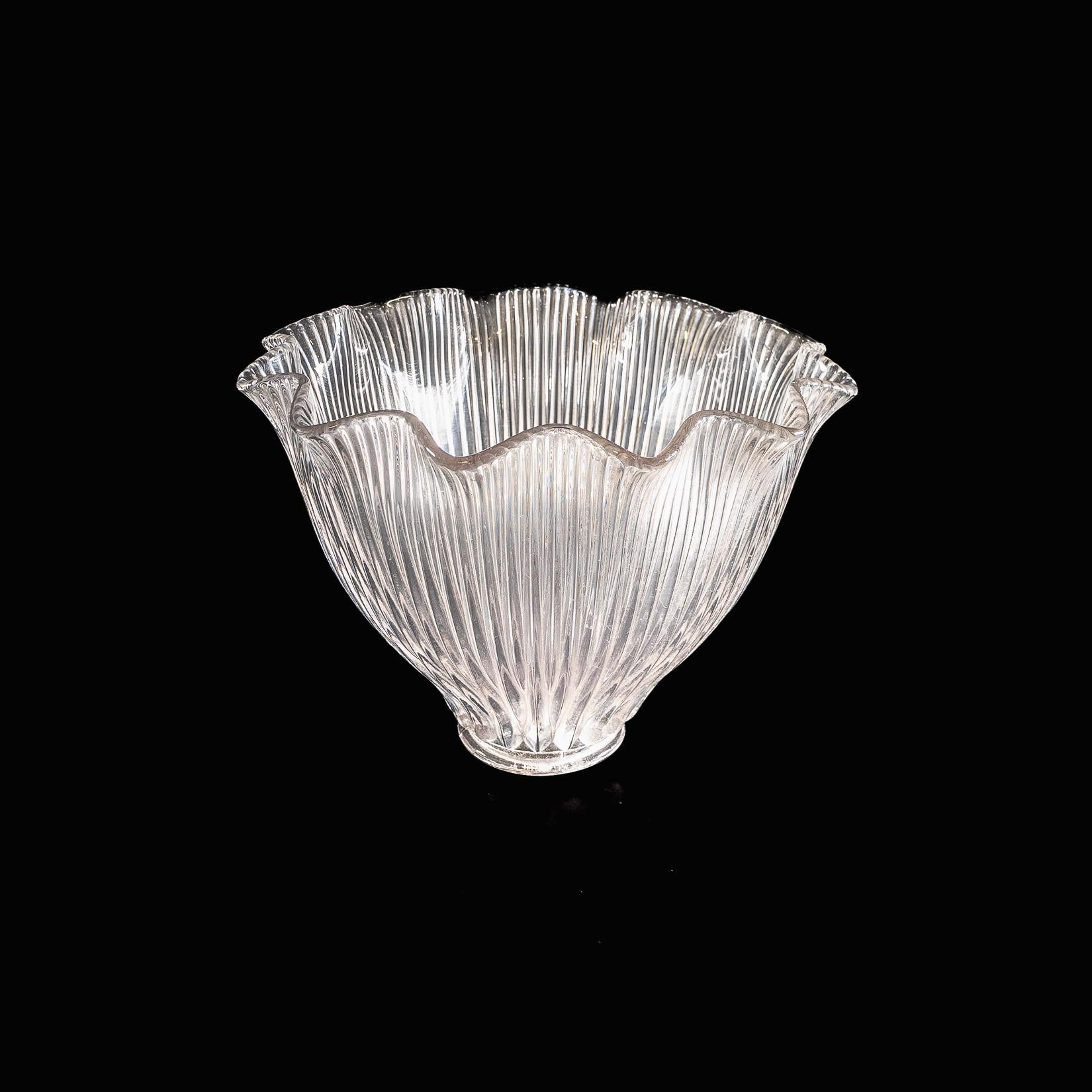 Ein Satz von sechs klaren gerippten Glasschirmen mit Glockenform und gekräuselten Rändern (Britisch) im Angebot