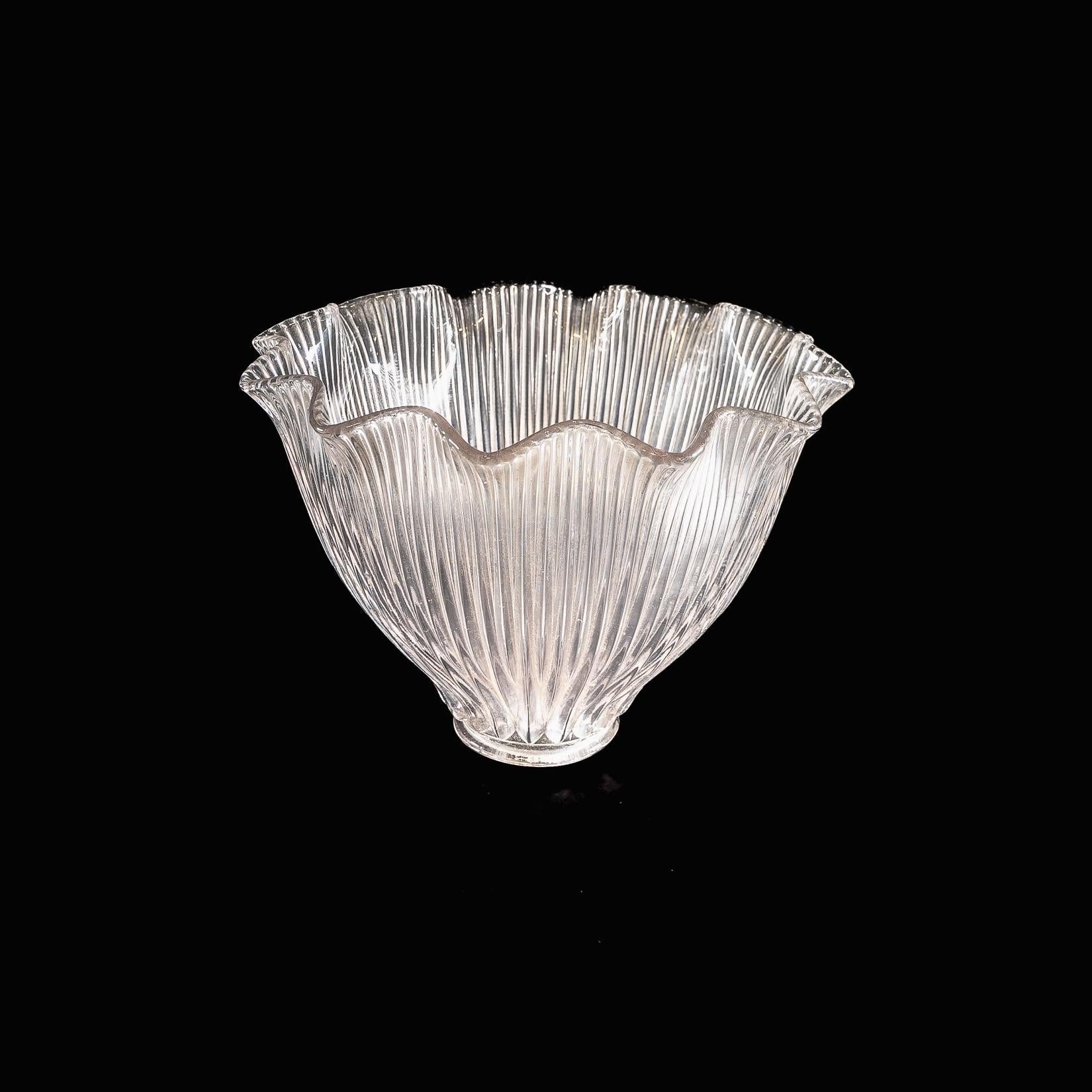 Ein Satz von sechs klaren gerippten Glasschirmen mit Glockenform und gekräuselten Rändern (Handgefertigt) im Angebot