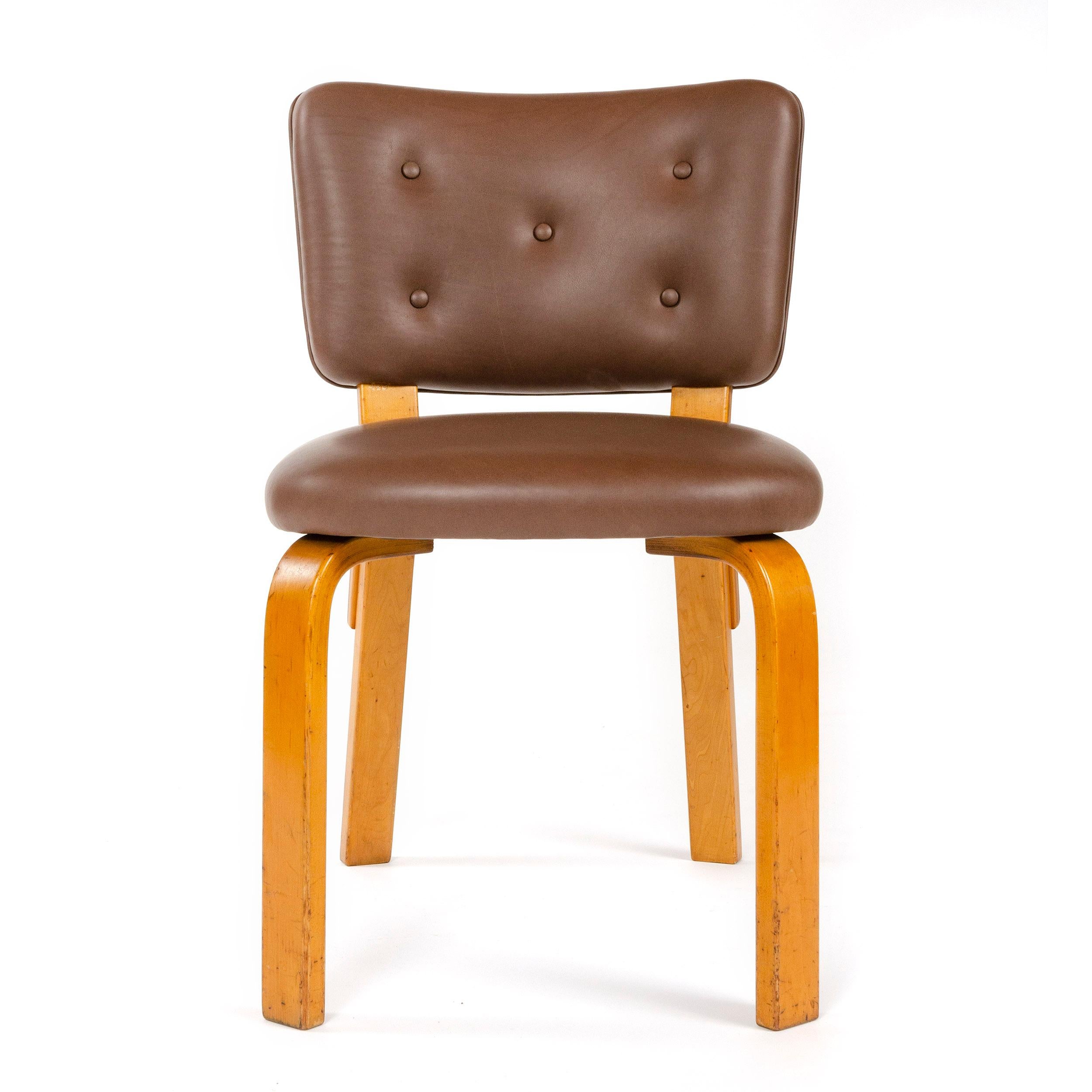 Ensemble de quatre chaises de salle à manger Alvar Aalto modèle n° 62 en bouleau laminé, produites par Artek à la fin des années 1940. Le modèle de cette liste, n° 62, est légèrement plus grand en échelle qu'un modèle Aalto très similaire, n° 63,