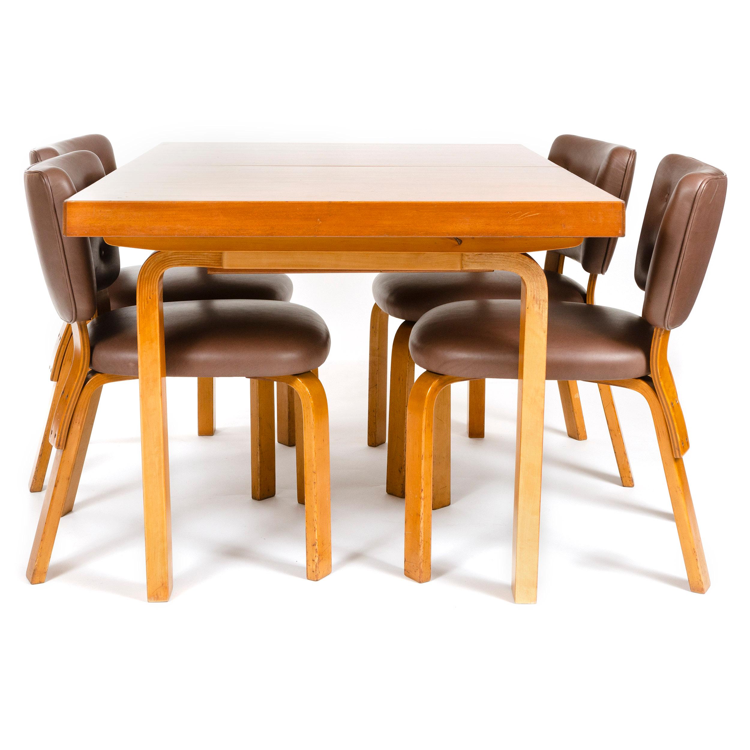 Contreplaqué Ensemble finlandais de quatre chaises de salle à manger tapissées des années 1940 par Alvar Aalto pour Artek en vente
