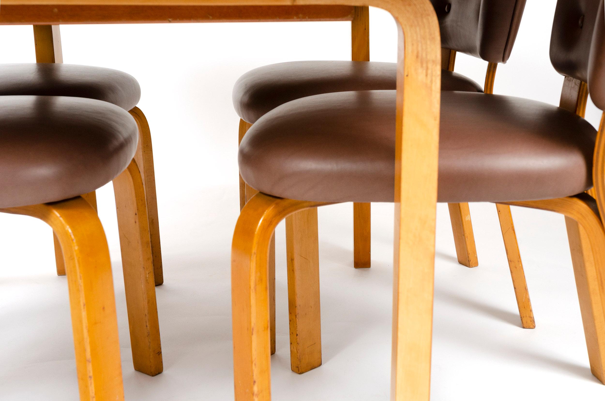 Ensemble finlandais de quatre chaises de salle à manger tapissées des années 1940 par Alvar Aalto pour Artek en vente 1