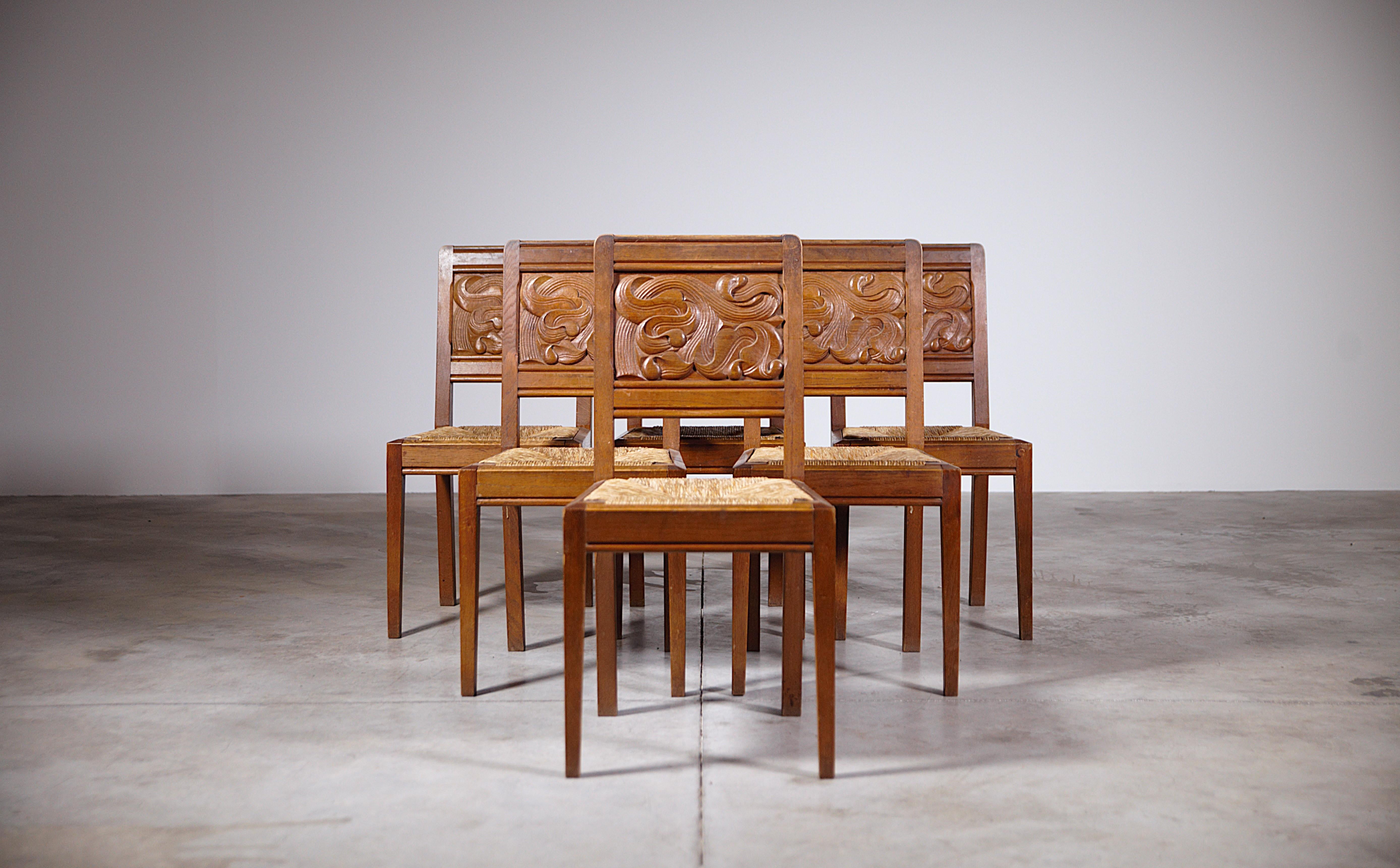 A rare set of 6 dining chairs by Joseph Savina

Model : Saint Gonéry

Oak and original rush

Good details of the sculptural back chairs

In good original condition