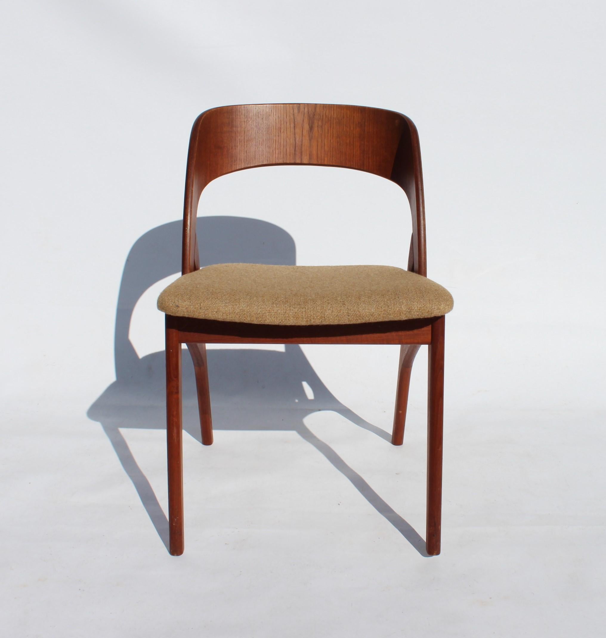 A set of six dining room chairs in teak and light fabric of Danish design from the 1960s. The chairs are in great vintage condition.