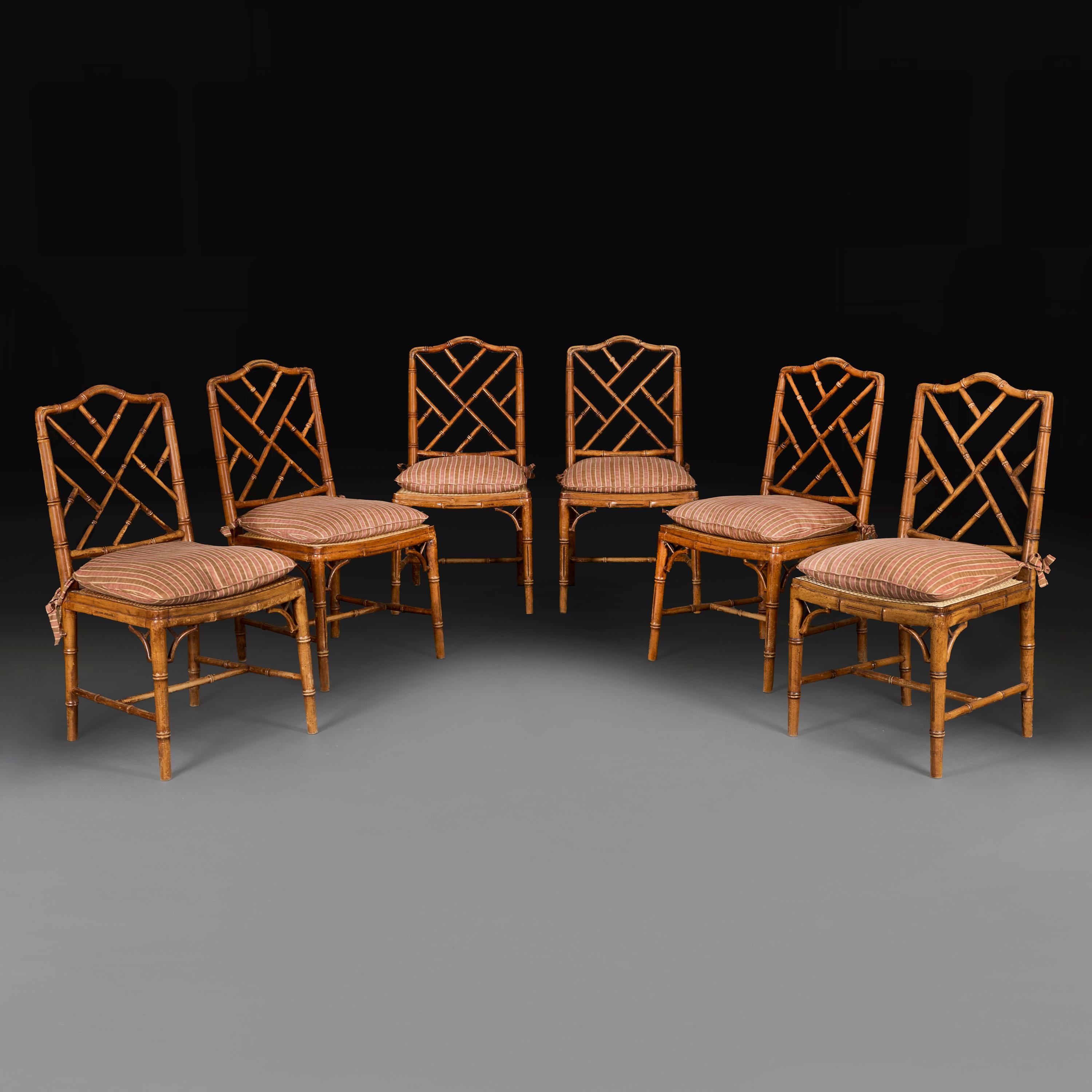 Inglaterra, hacia 1900.

Juego de seis sillas de comedor de bambú sintético de principios del siglo XX, de estilo Chippendale chino, con patas rectas unidas por travesaños en H acentuados por ménsulas curvadas, que sostienen asientos de caña con
