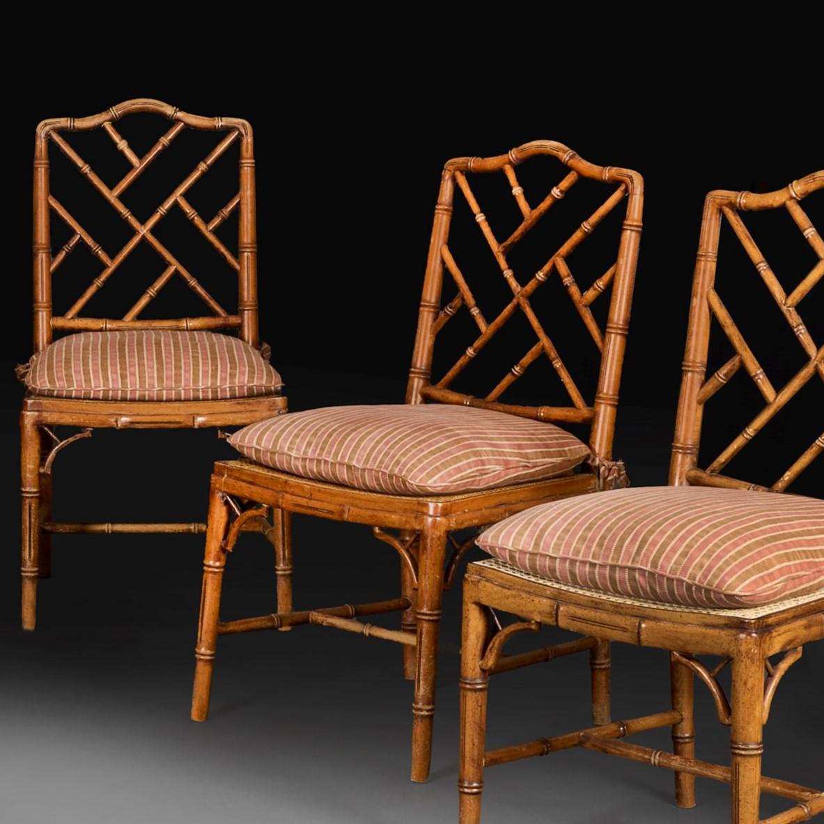 Conjunto de seis sillas de comedor de bambú sintético y caña de principios del siglo XX Inglés en venta