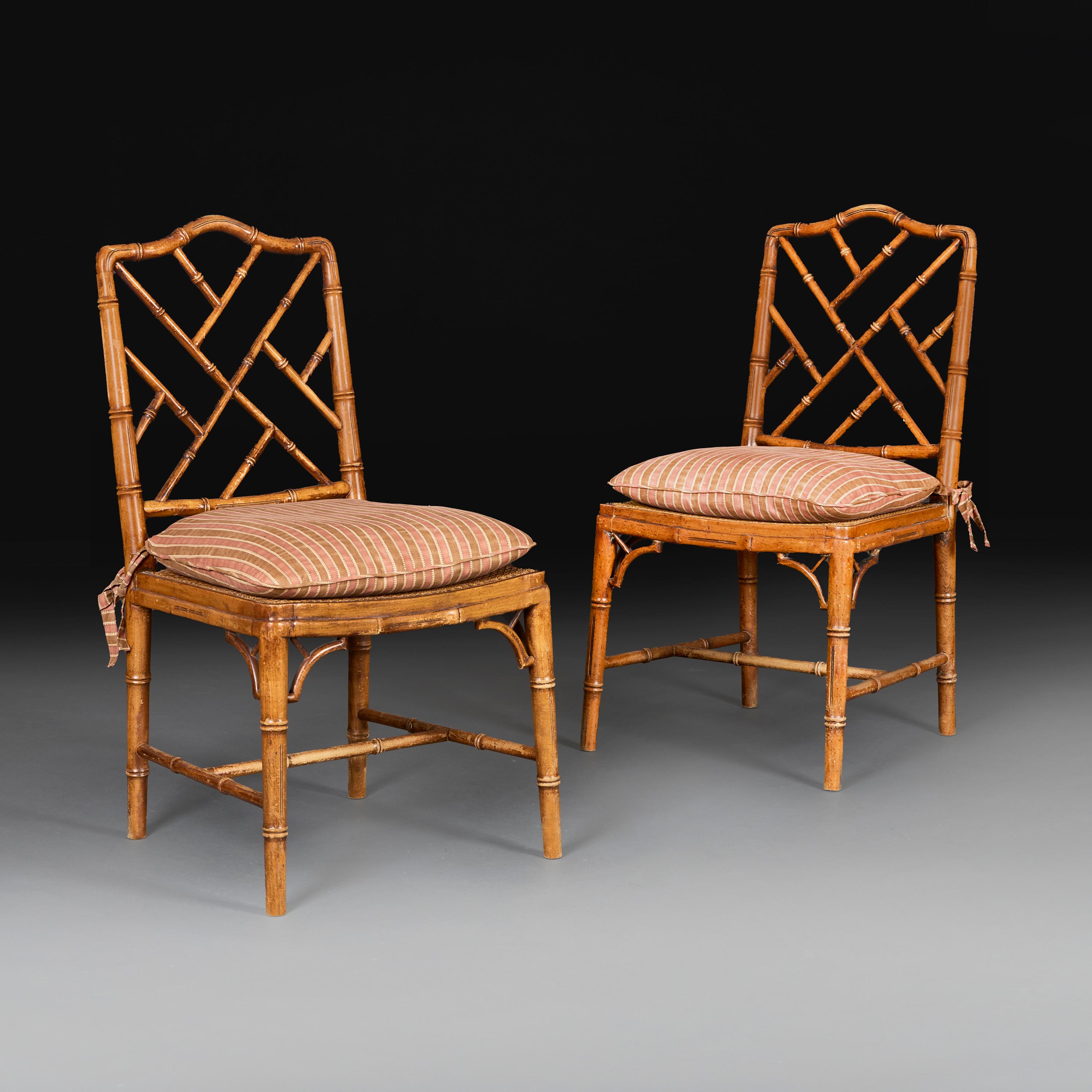 Conjunto de seis sillas de comedor de bambú sintético y caña de principios del siglo XX en Bueno estado para la venta en London, GB