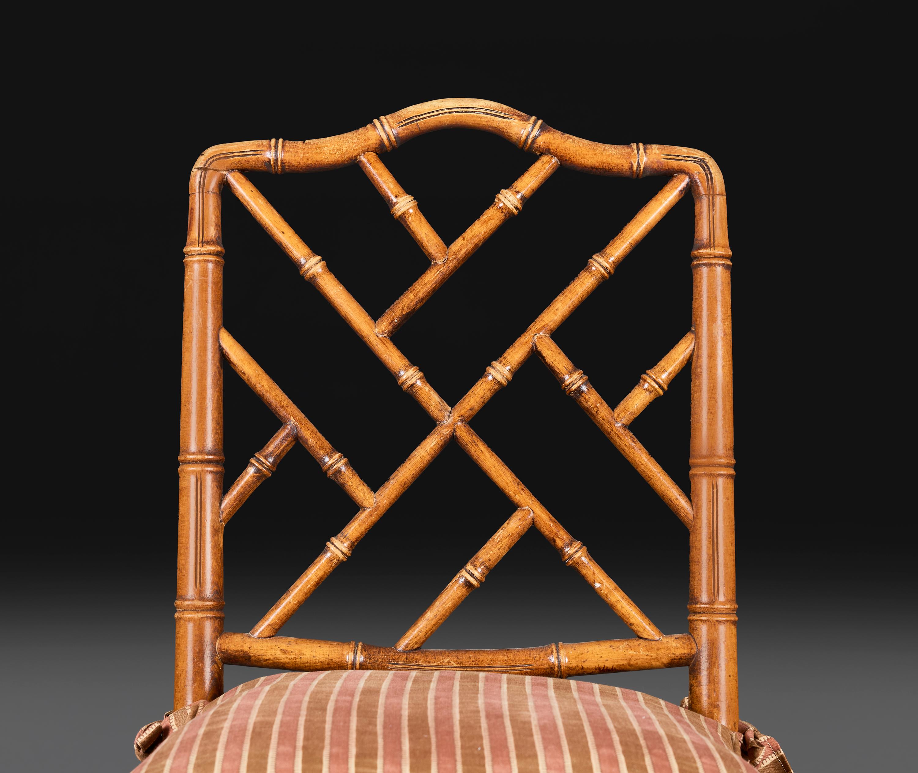 Conjunto de seis sillas de comedor de bambú sintético y caña de principios del siglo XX Caña en venta