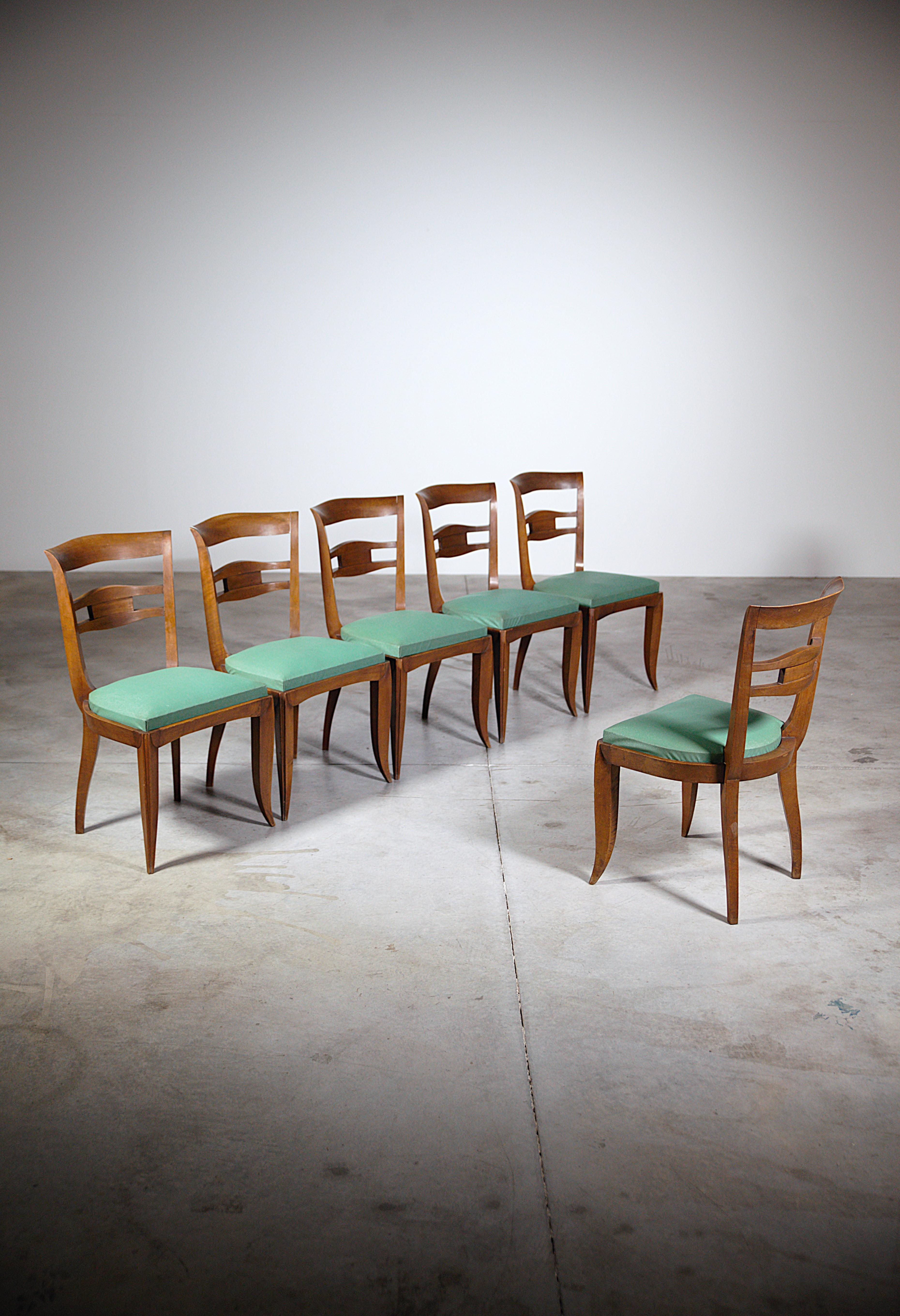 A Set of Six Elegant Art Déco Dining Chairs France 1930s.

Beautiful details of quality manufacture.

Very comfortable with its curved backrest.

Leather imitation for the seating.

Report : In original good condition. Light lack of wood on a feet