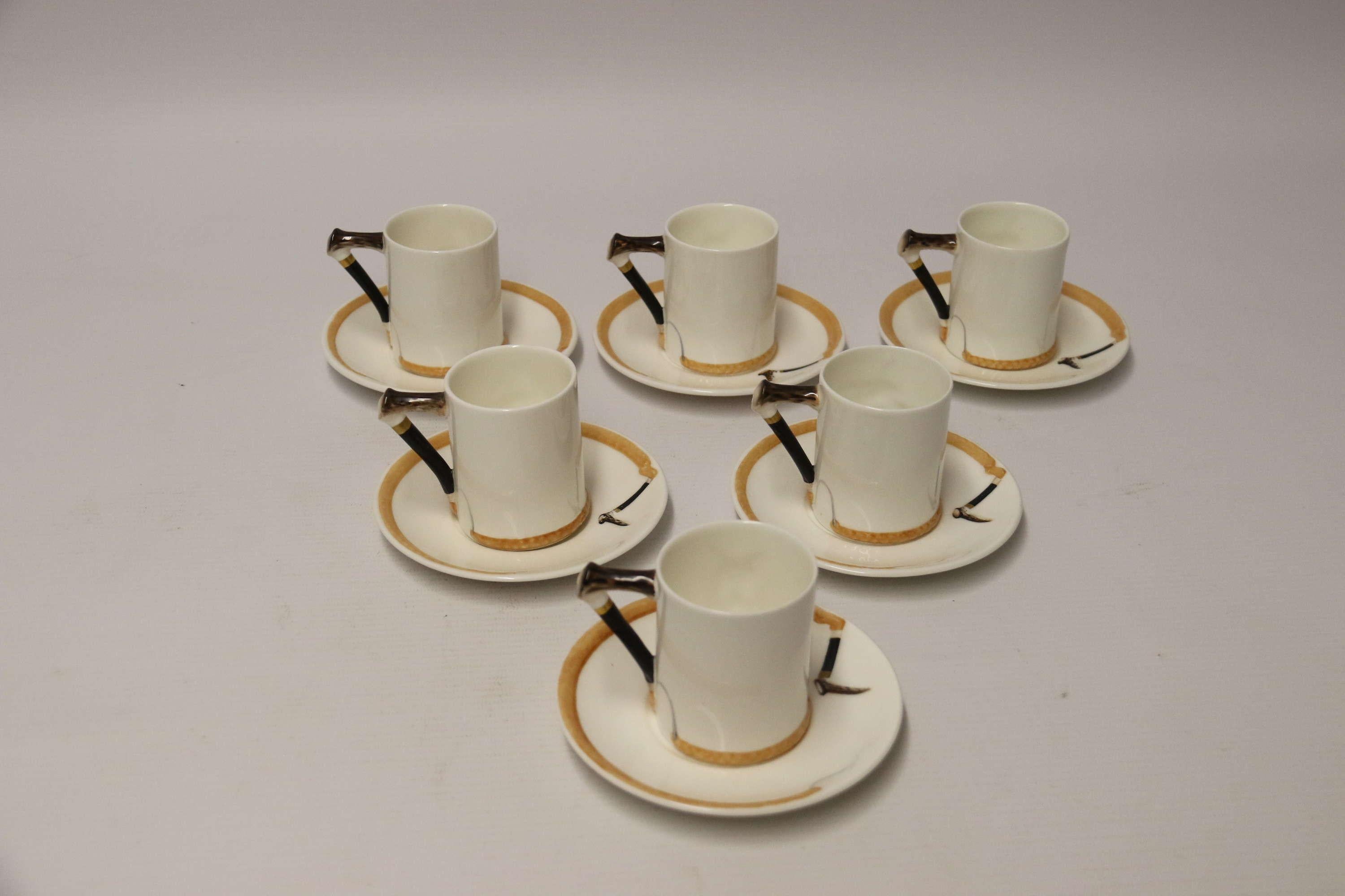 Ein Satz von sechs englischen Fuchsjagd Royal Doulton Kaffeetassen und Untertassen.

Ein sehr dekorativer Satz von sechs englischen Royal Doulton Kaffeetassen und Untertassen mit einem Satz versilberter Kaffeelöffel. Dieses interessante Set ist