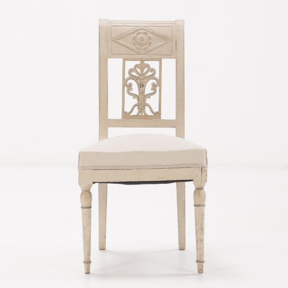 Comprend six chaises d'appoint, toutes peintes et construites avec des chevilles. Les crêtes sont sculptées de rosettes et de losanges, au-dessus d'éclisses percées et de sièges rembourrés, le tout supporté par des pieds fuselés tournés.

Le bel