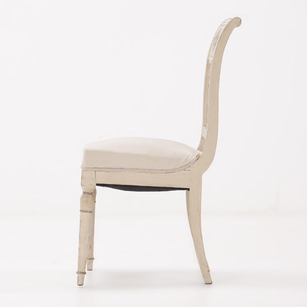 Français Un ensemble de six chaises de salle à manger peintes de style Directoire français, 19e siècle en vente