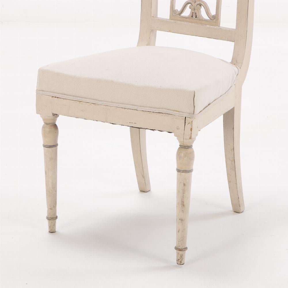 Un ensemble de six chaises de salle à manger peintes de style Directoire français, 19e siècle Bon état - En vente à Philadelphia, PA