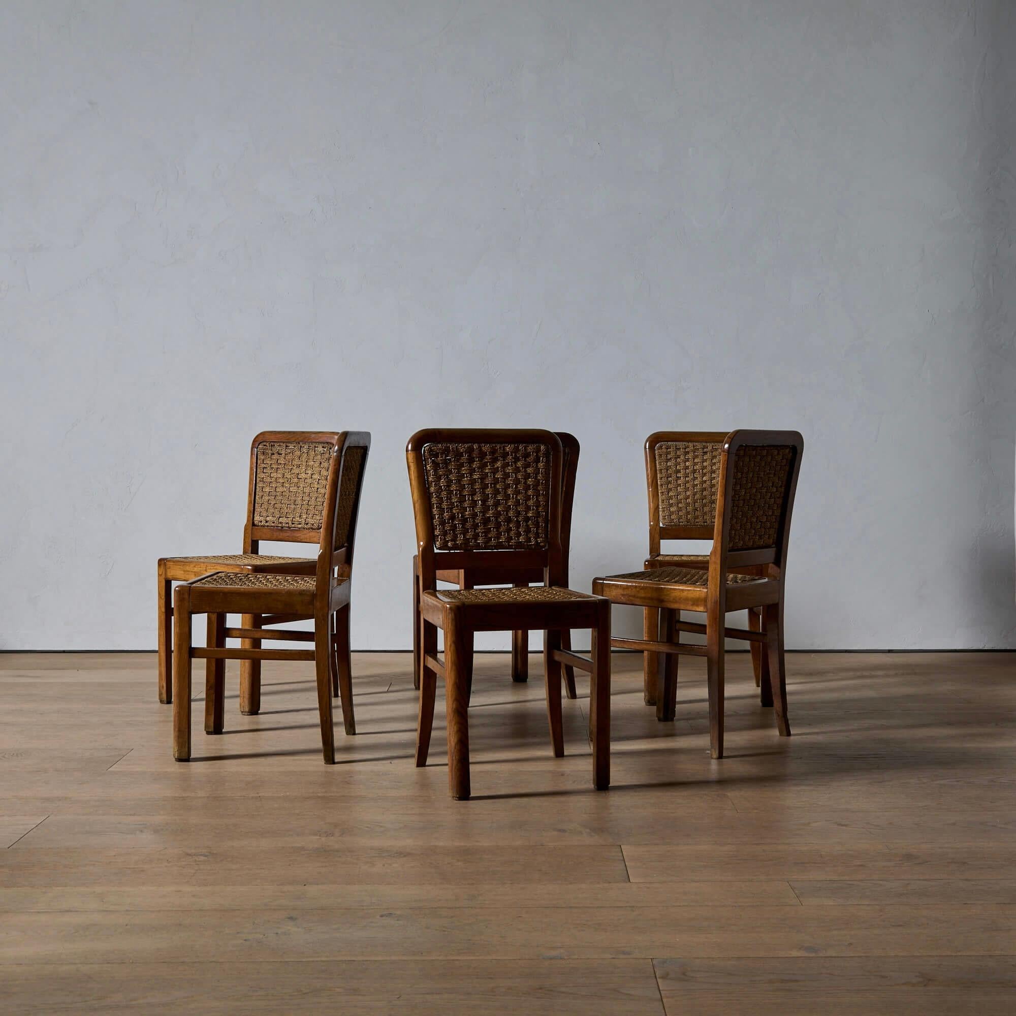 Francese Un set di sei sedie da pranzo in Oak francese e in seagrass intrecciato in vendita