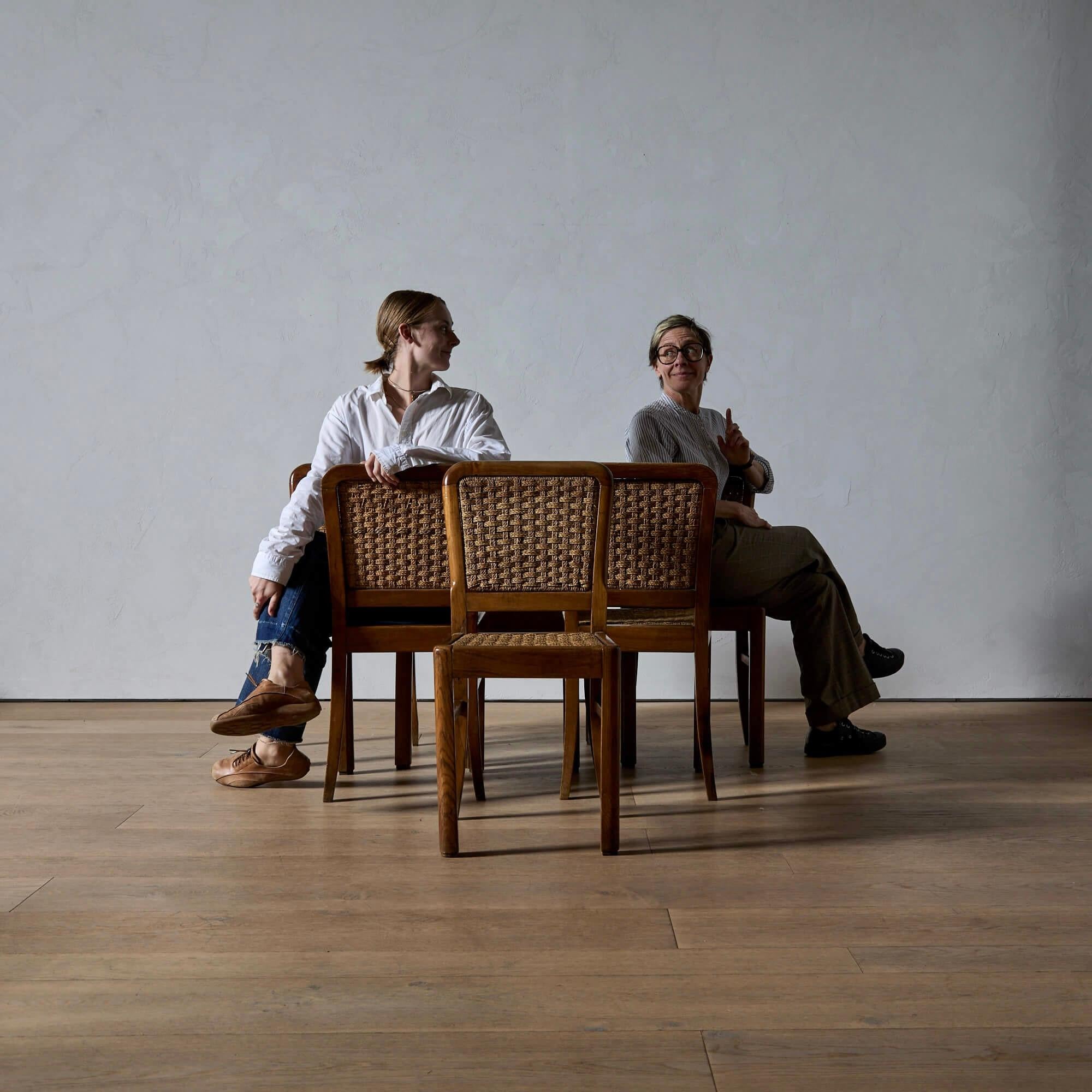 Tessuto a mano Un set di sei sedie da pranzo in Oak francese e in seagrass intrecciato in vendita