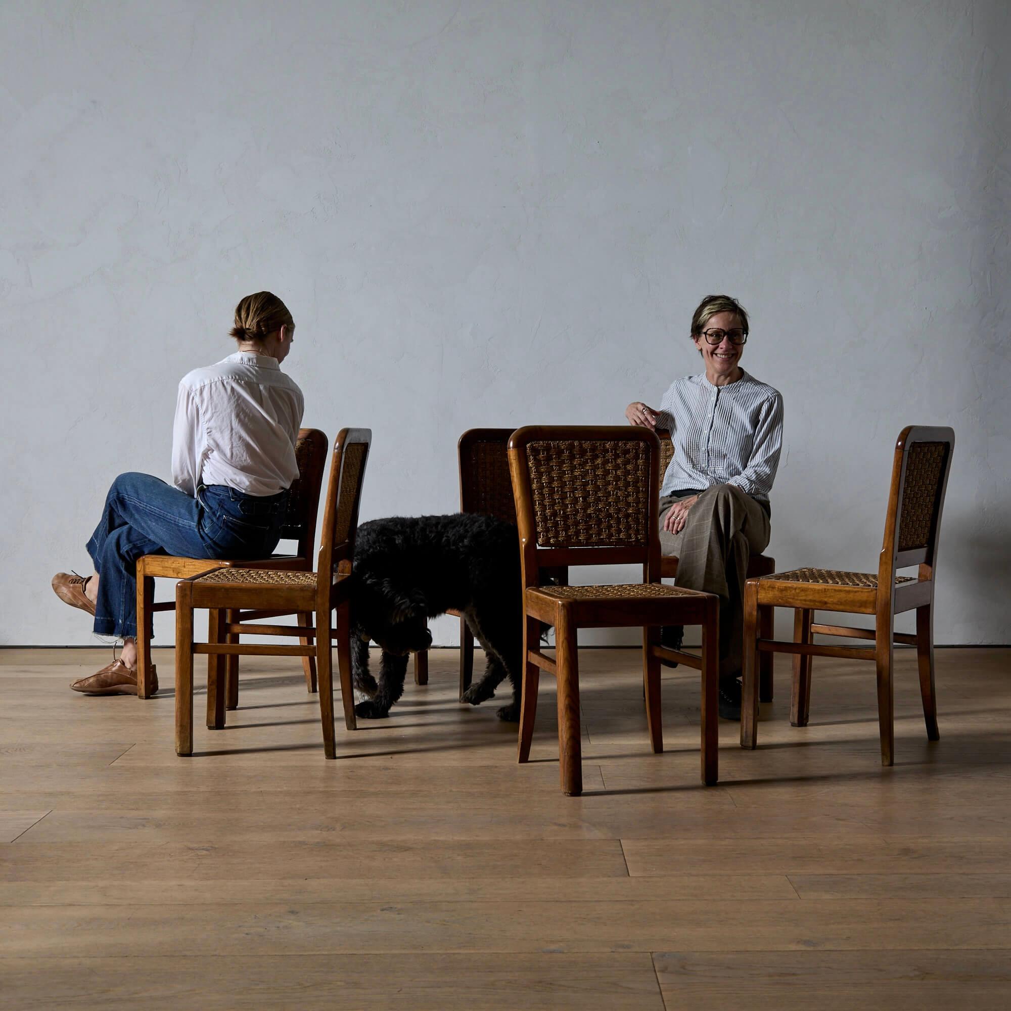 Un set di sei sedie da pranzo in Oak francese e in seagrass intrecciato In condizioni buone in vendita a Long Island City, NY