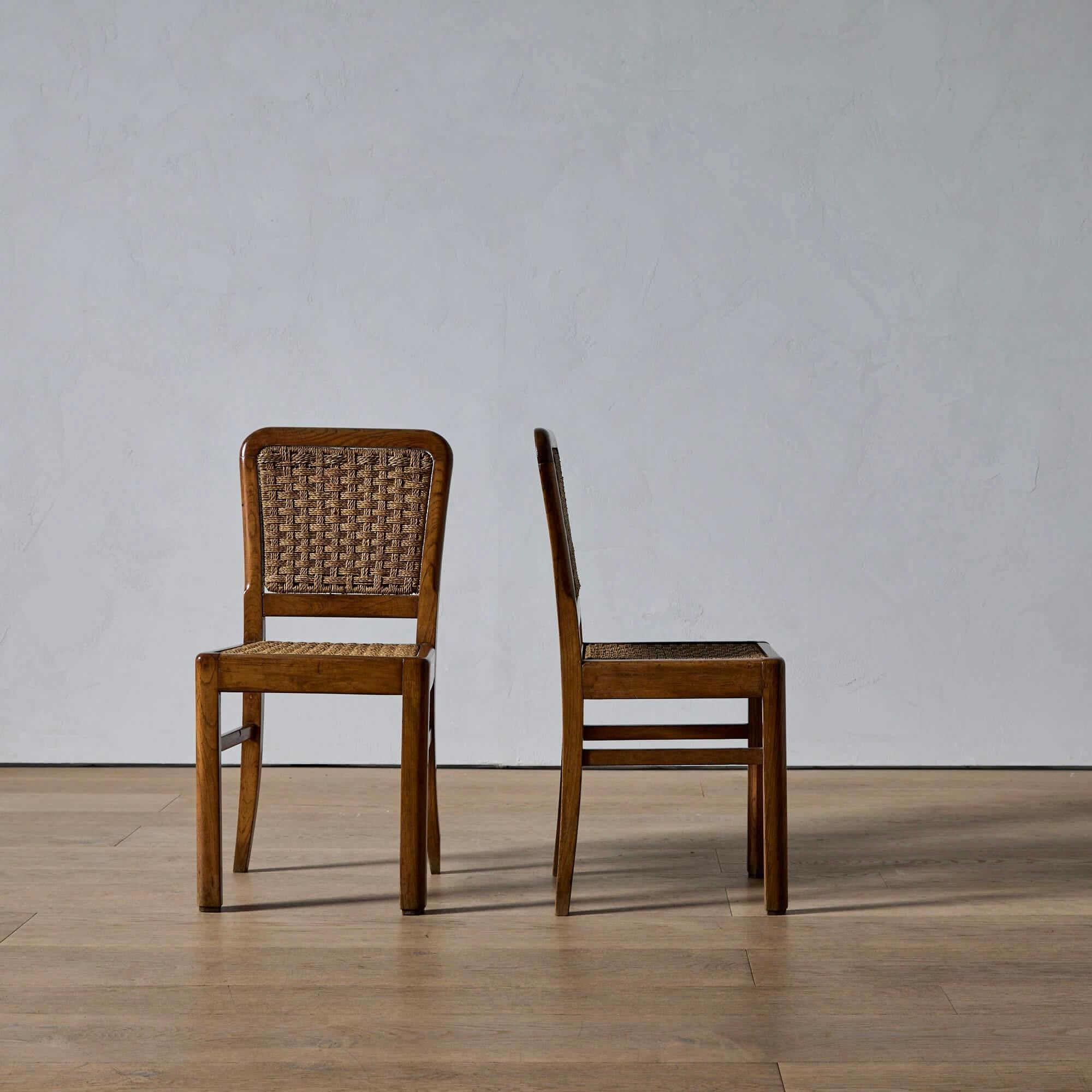 Metà XX secolo Un set di sei sedie da pranzo in Oak francese e in seagrass intrecciato in vendita