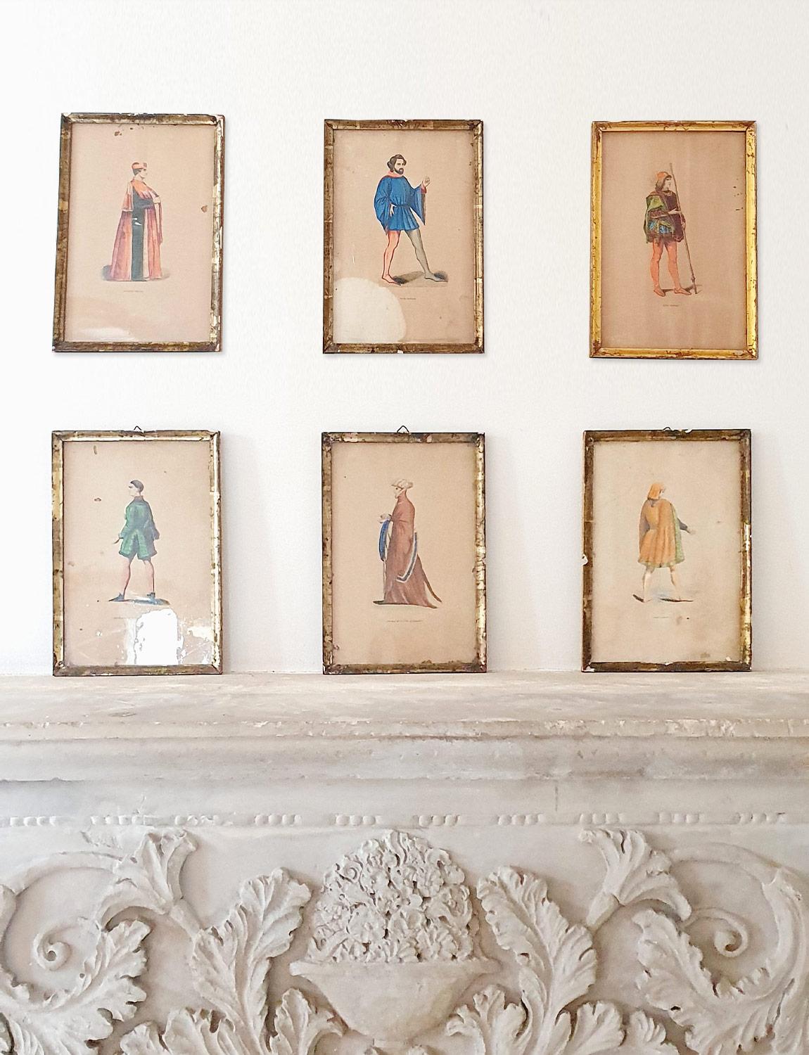 Ein wunderschönes Set von sechs Drucken, die jeweils die französische 
und italienische Adlige in ihren formellen Kostümen des 18. und 19. Jahrhunderts. Die Drucke sind in Anbetracht ihres Alters in gutem Zustand, aber alle würden von einer Rahmung