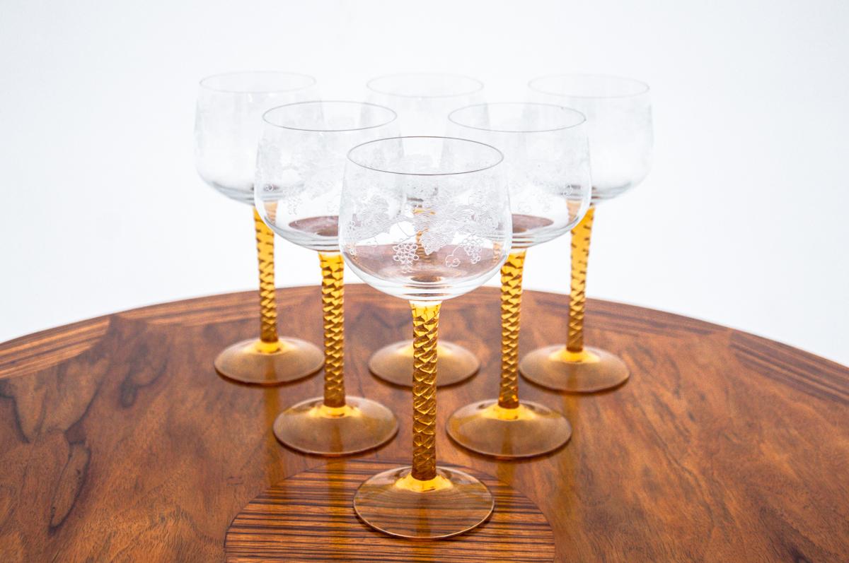 Set of six glass wine glasses.
Leg, honey-colored.
The chalice is cut into a beautiful plant motif.
The condition of the glasses is very good.
Measures: Height 17 cm / chalice diameter 7.5 cm.