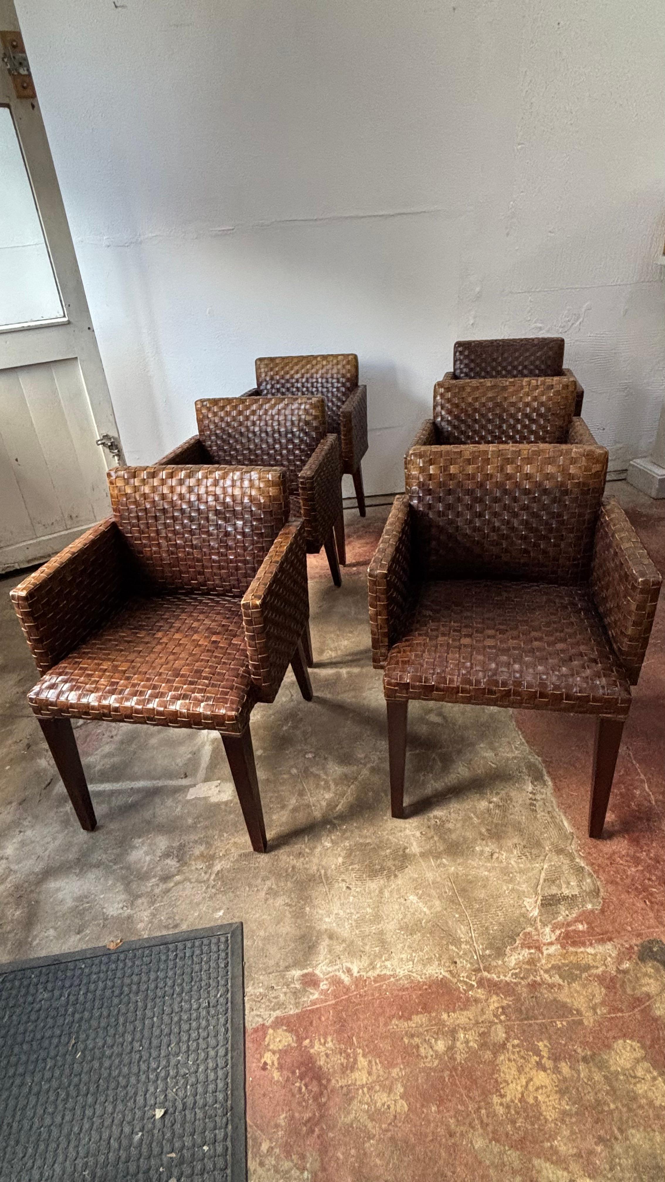 Conjunto de seis sillas tapizadas con tiras de cuero grueso italiano. Pueden utilizarse como sillas de comedor o como elegantes sillas auxiliares.