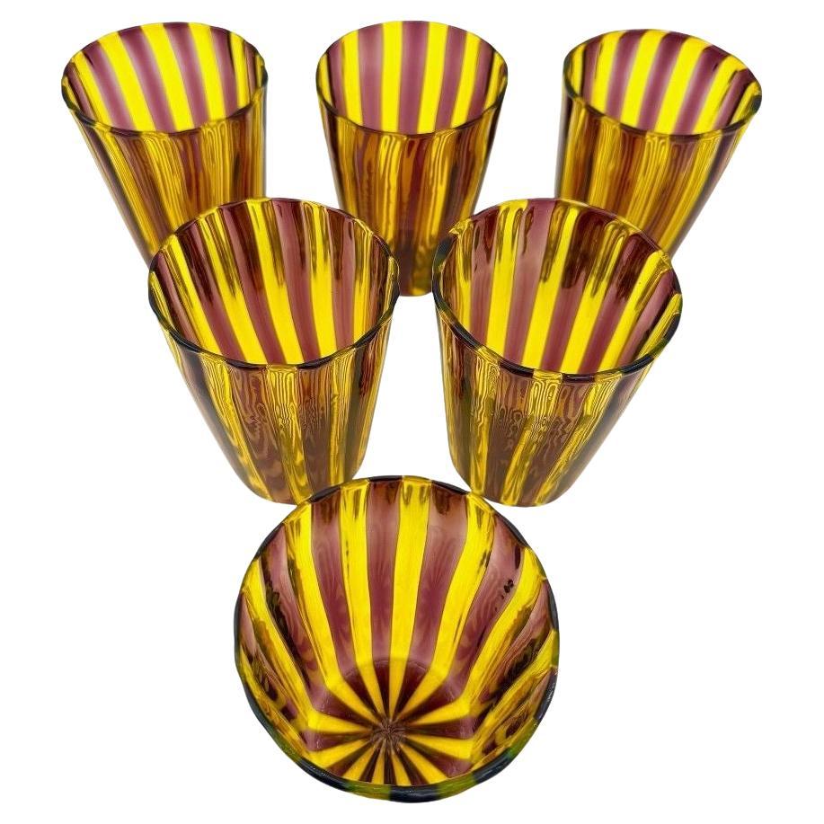 Un ensemble de six gobelets italiens en verre de Murano soufflé à la main en vente