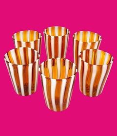 Ein Satz von sechs italienischen mundgeblasenen Murano-Glasbechern mit braunen/weißen Streifen