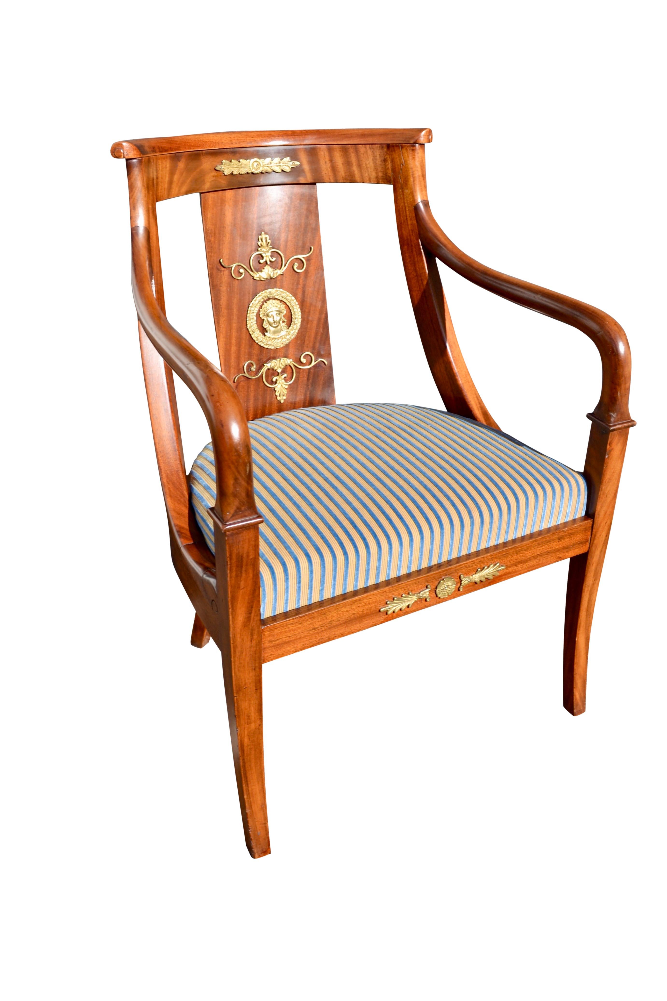 Un très bel ensemble de chaises de gondole pour les repas/occasions ; deux fauteuils ouverts et quatre chaises latérales. Les cadres des chaises sont en acajou et sont richement décorés de montures en bronze doré représentant une tête féminine