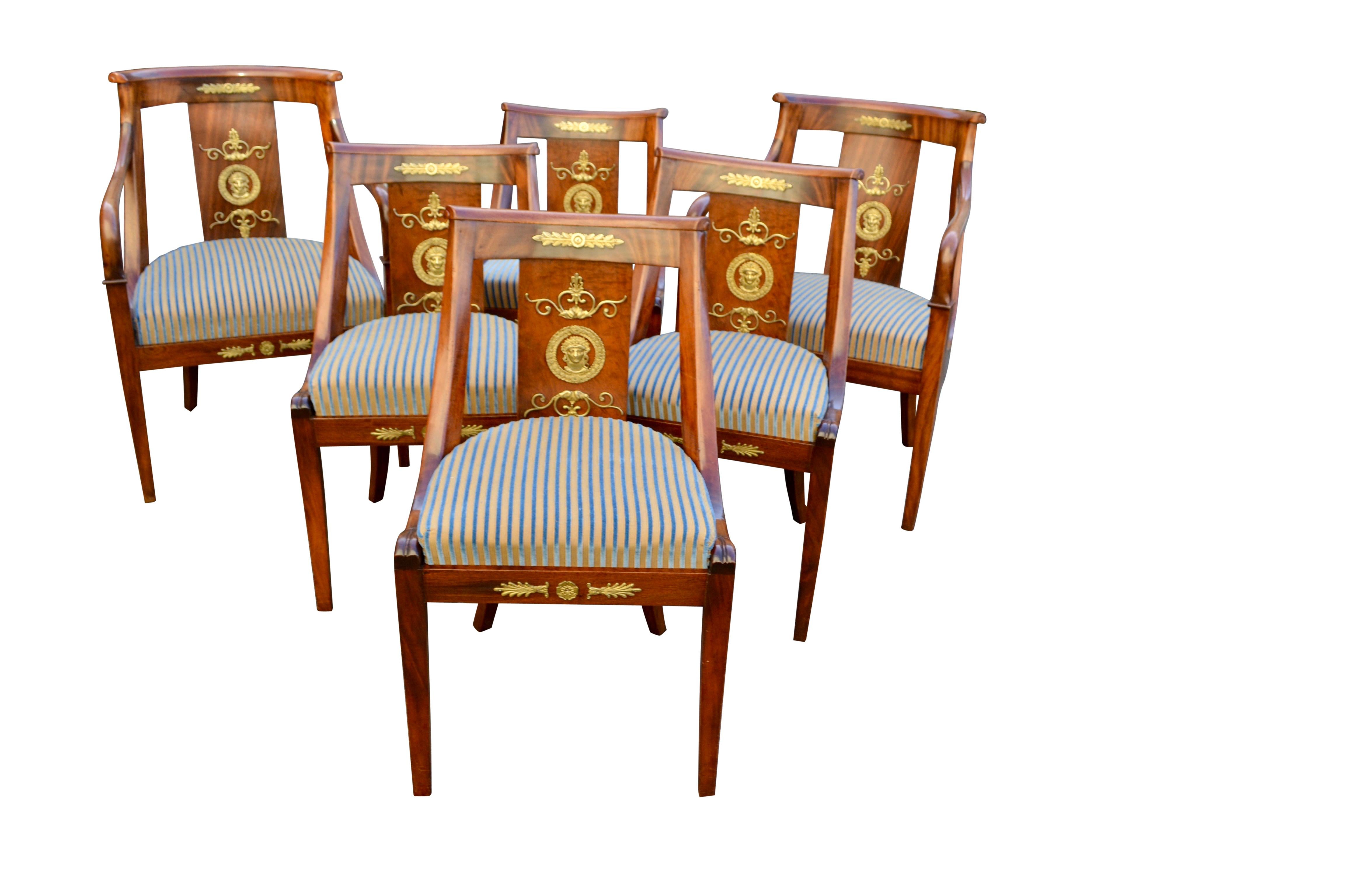 Doré Ensemble de six chaises Gondola de style Empire de la fin du XIXe siècle en vente