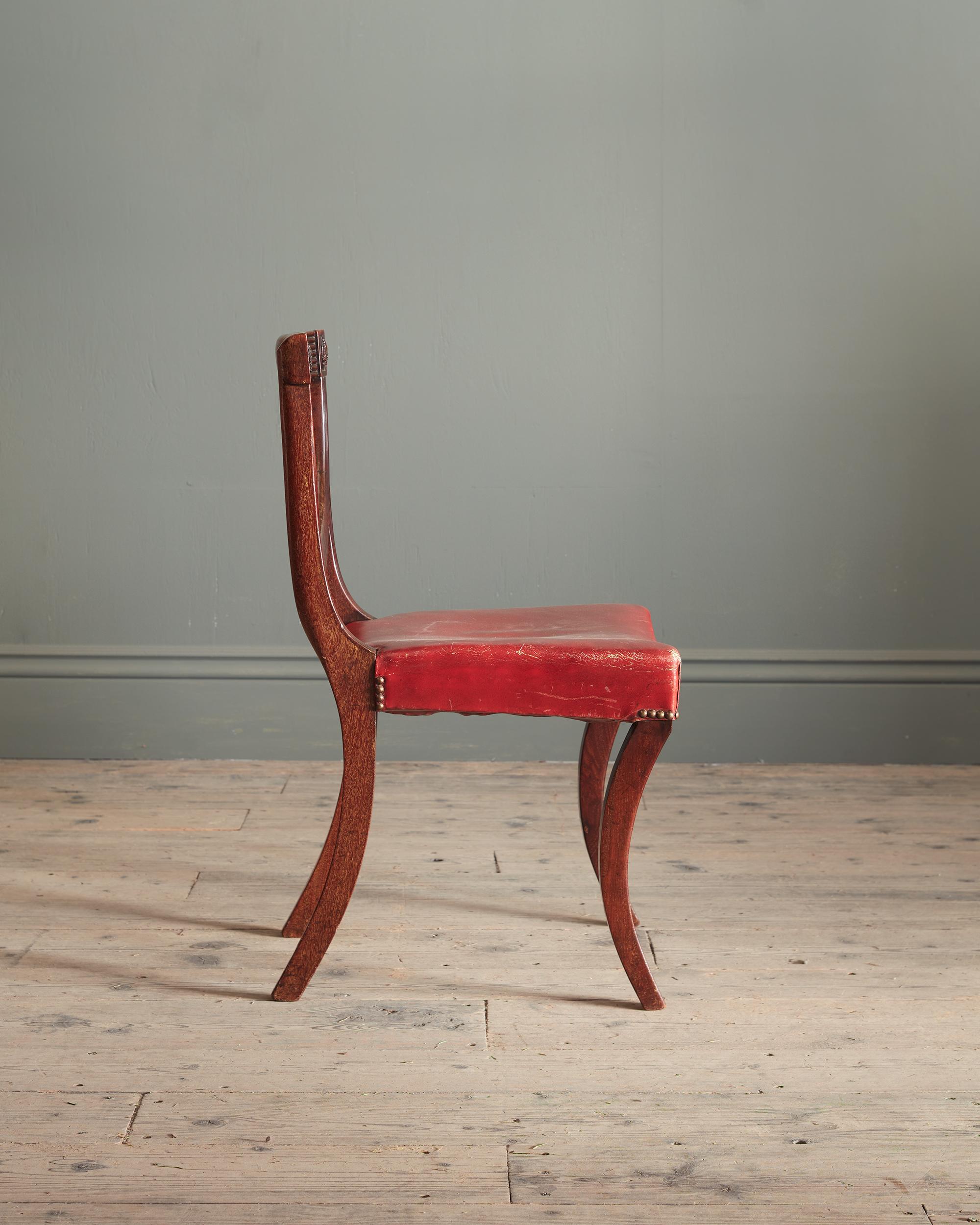 Intagliato Set di sei sedie da pranzo in mogano della fine del XIX secolo, con sedili in pelle rossa in vendita