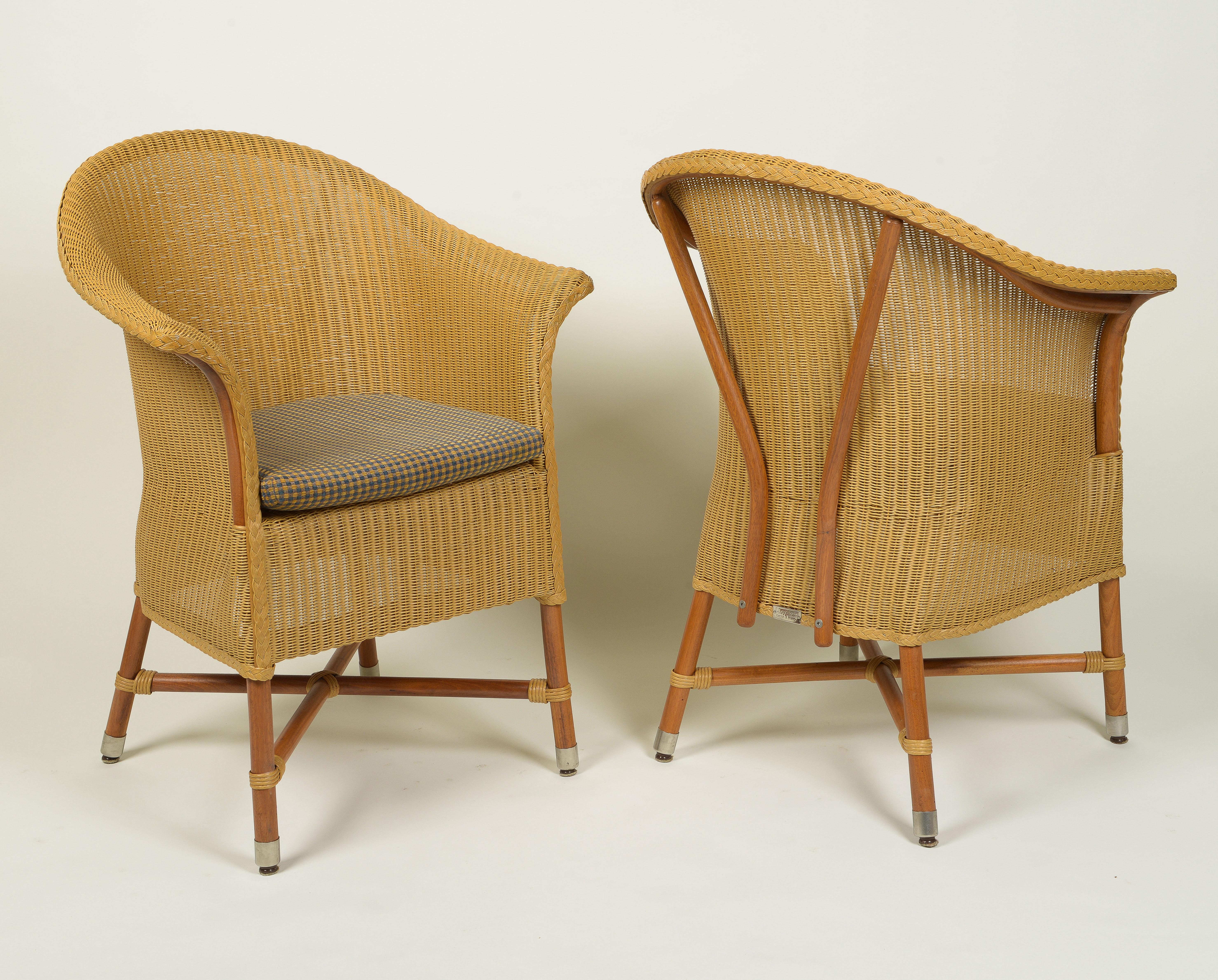 A Set of Six Lloyd Loom Wicker Dining Chairs In Excellent Condition For Sale In New York, NY