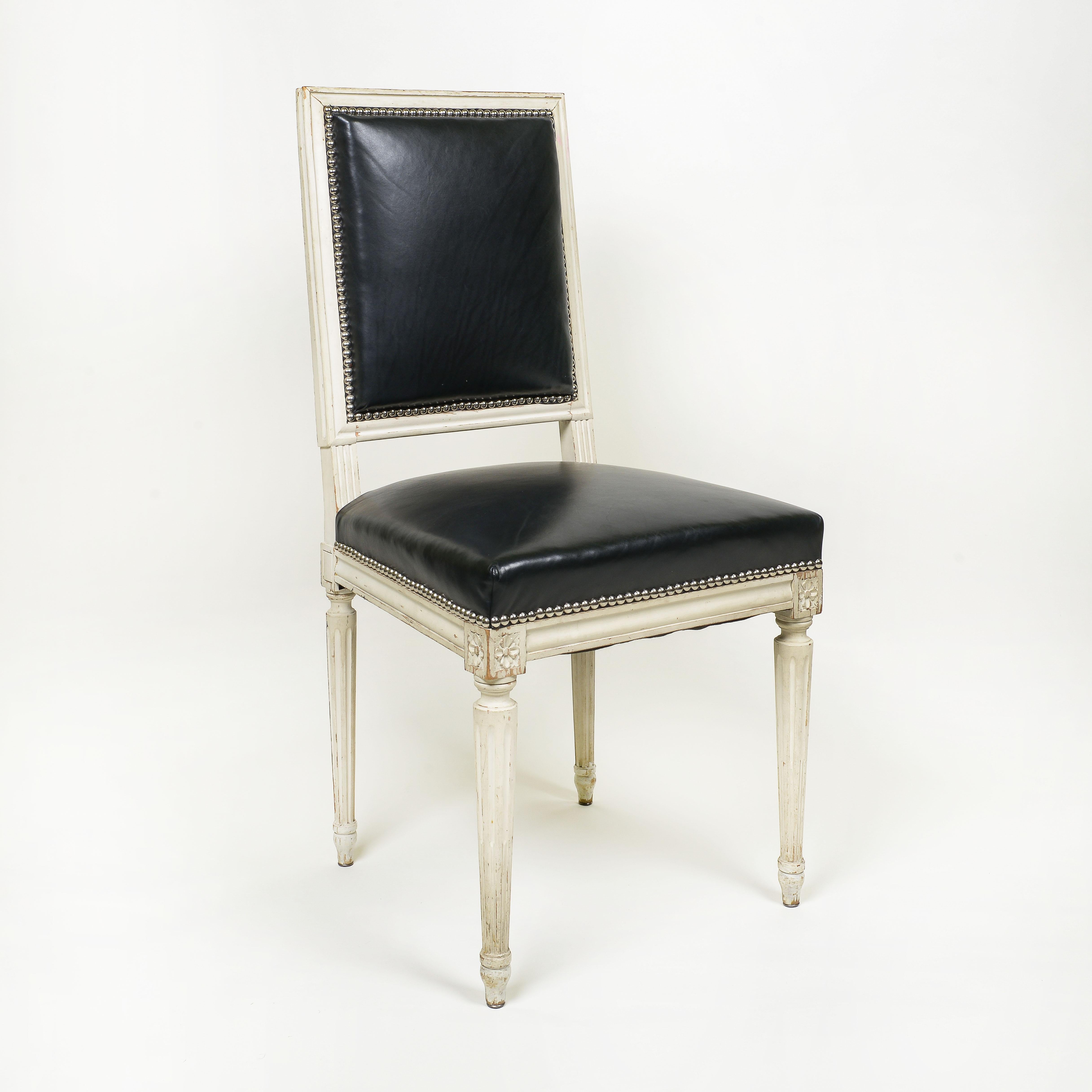 Début du 20ème siècle Ensemble de six chaises de salle à manger de style Louis XVI peintes en blanc en vente