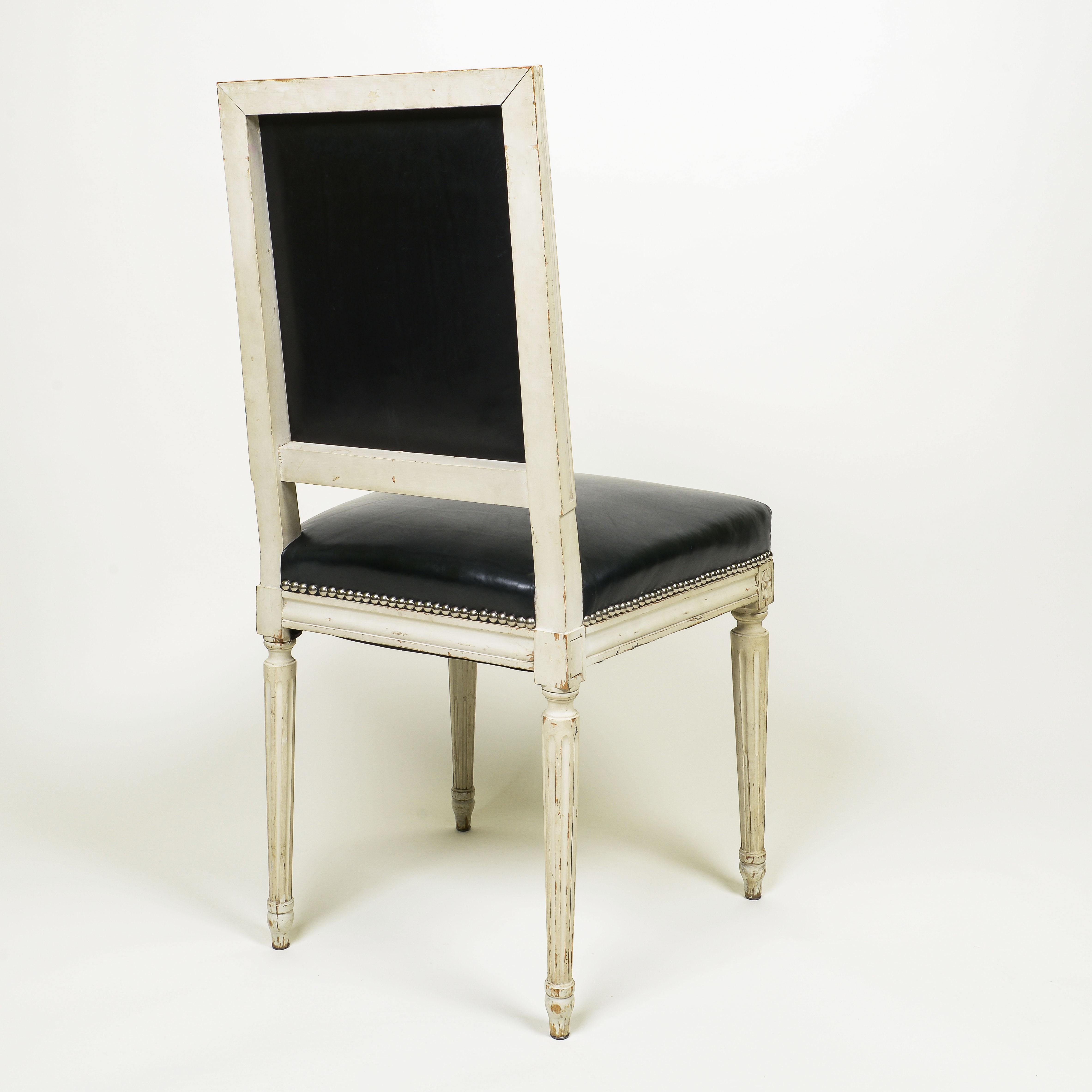 Métal Ensemble de six chaises de salle à manger de style Louis XVI peintes en blanc en vente