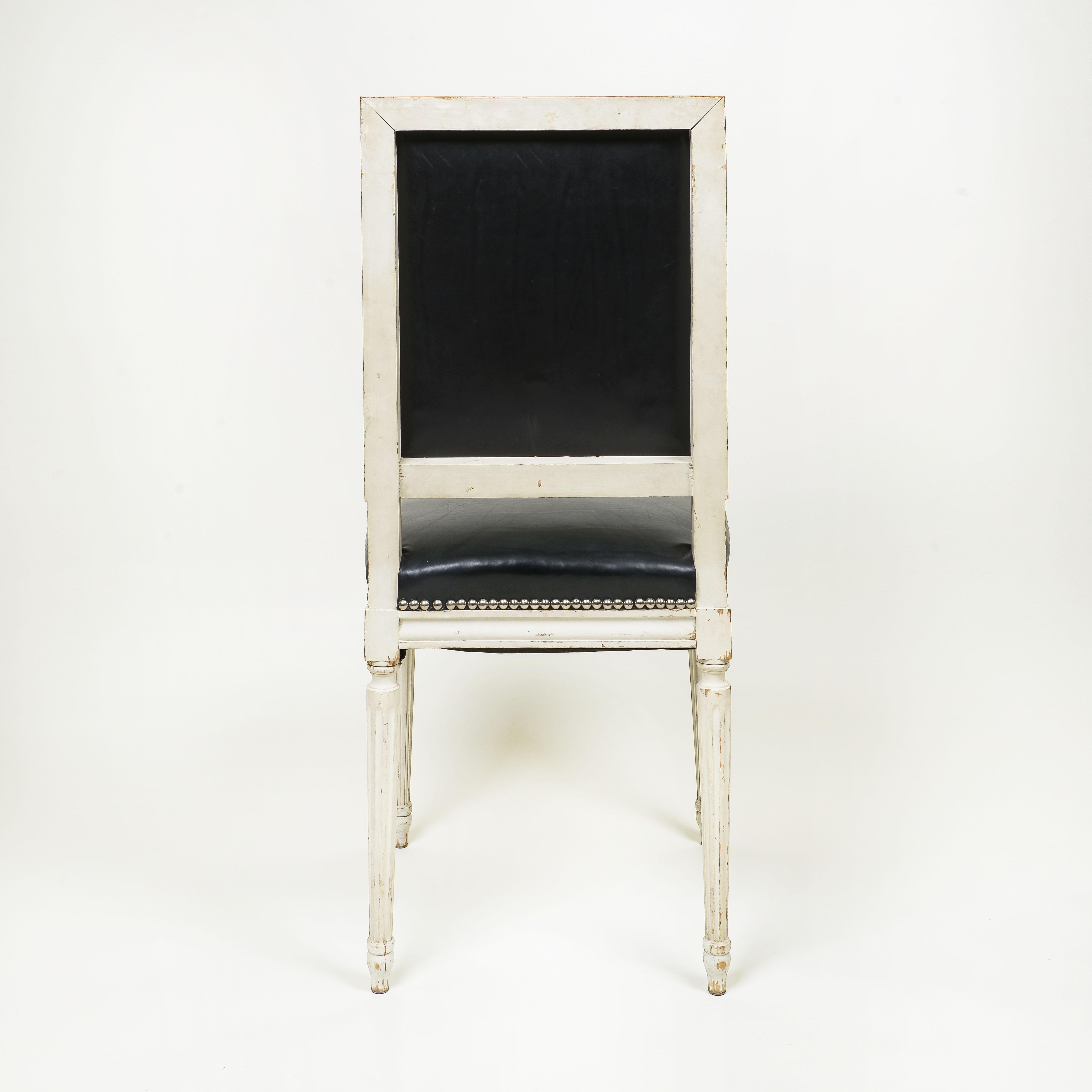 Ensemble de six chaises de salle à manger de style Louis XVI peintes en blanc en vente 1