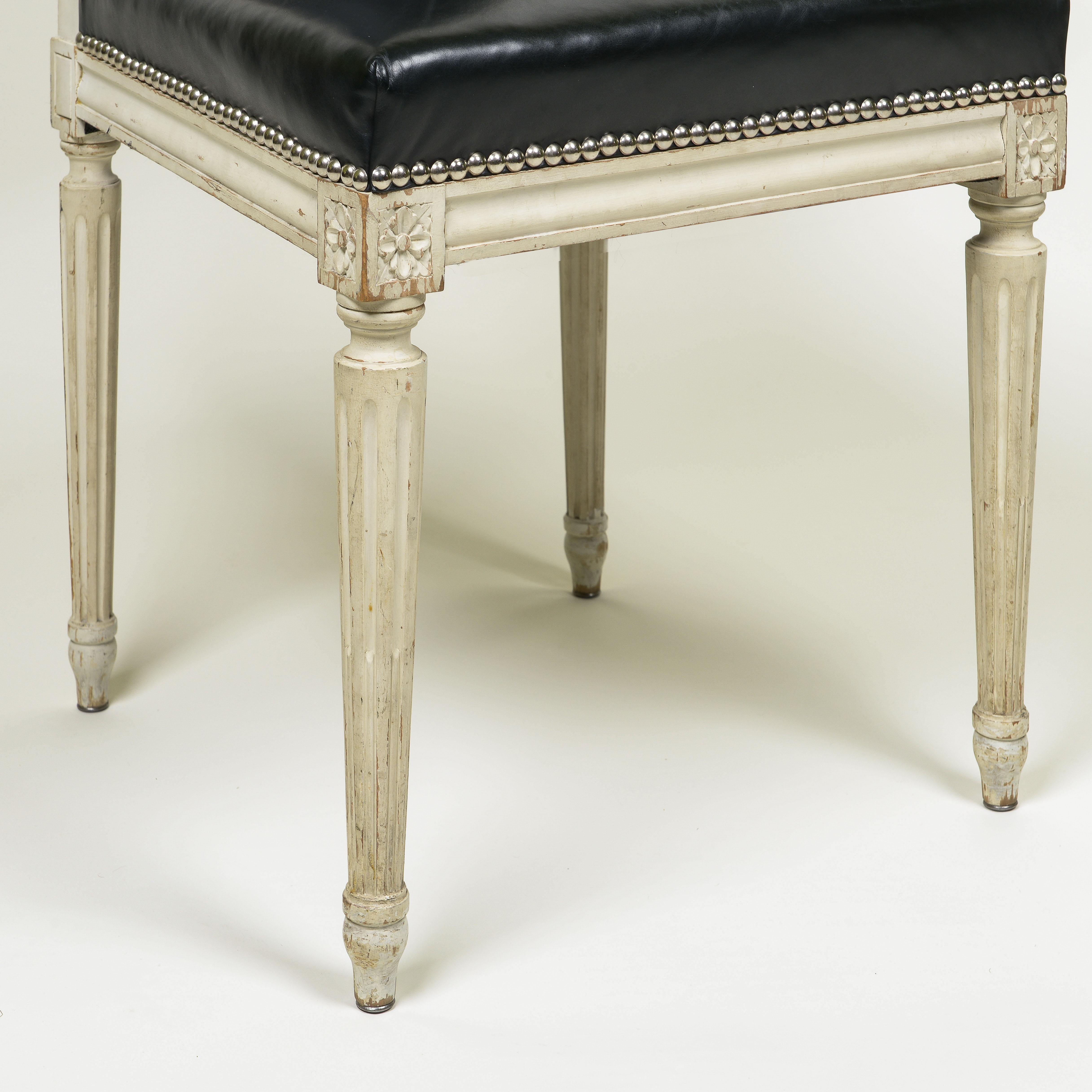 Ensemble de six chaises de salle à manger de style Louis XVI peintes en blanc en vente 2