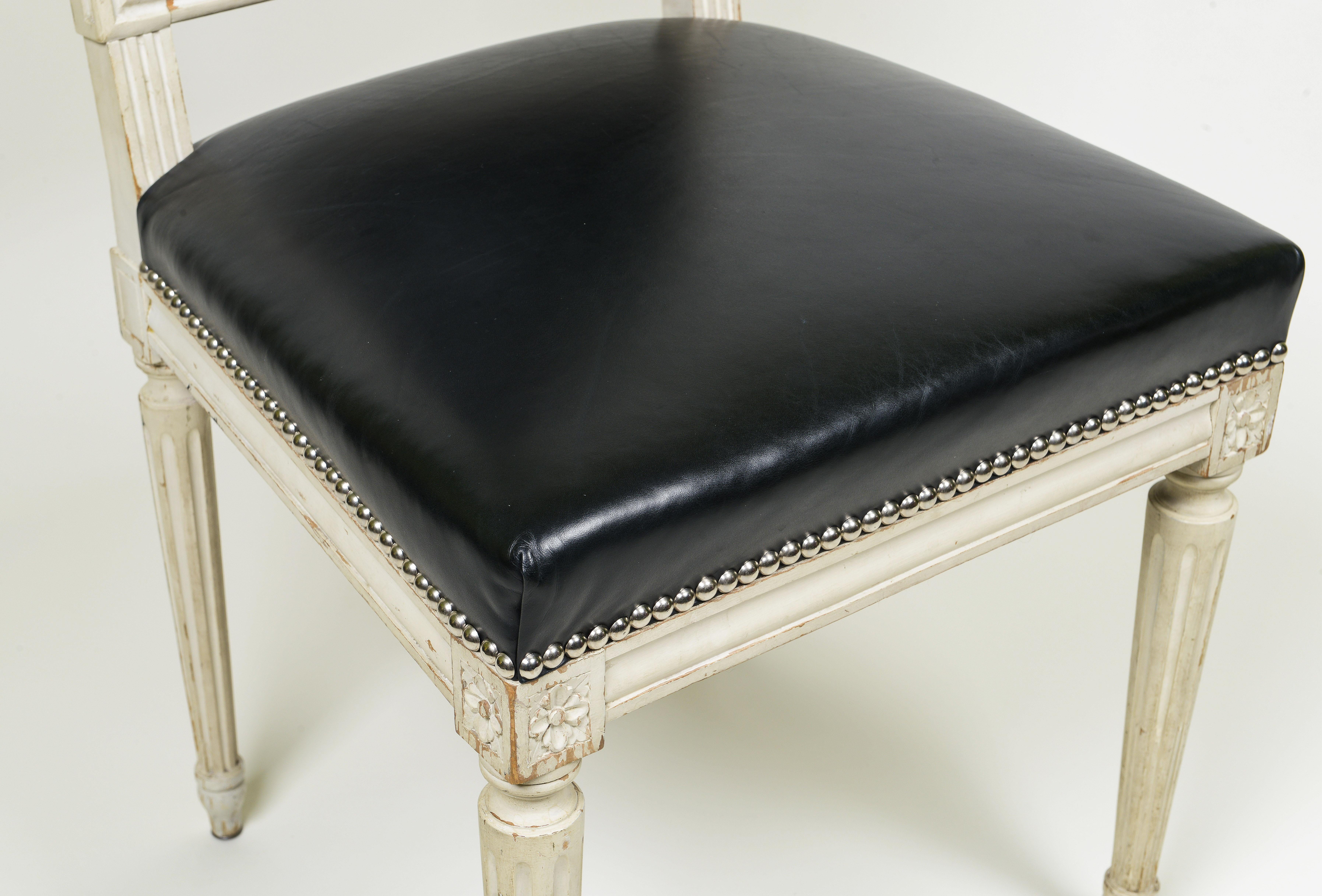 Ensemble de six chaises de salle à manger de style Louis XVI peintes en blanc en vente 3