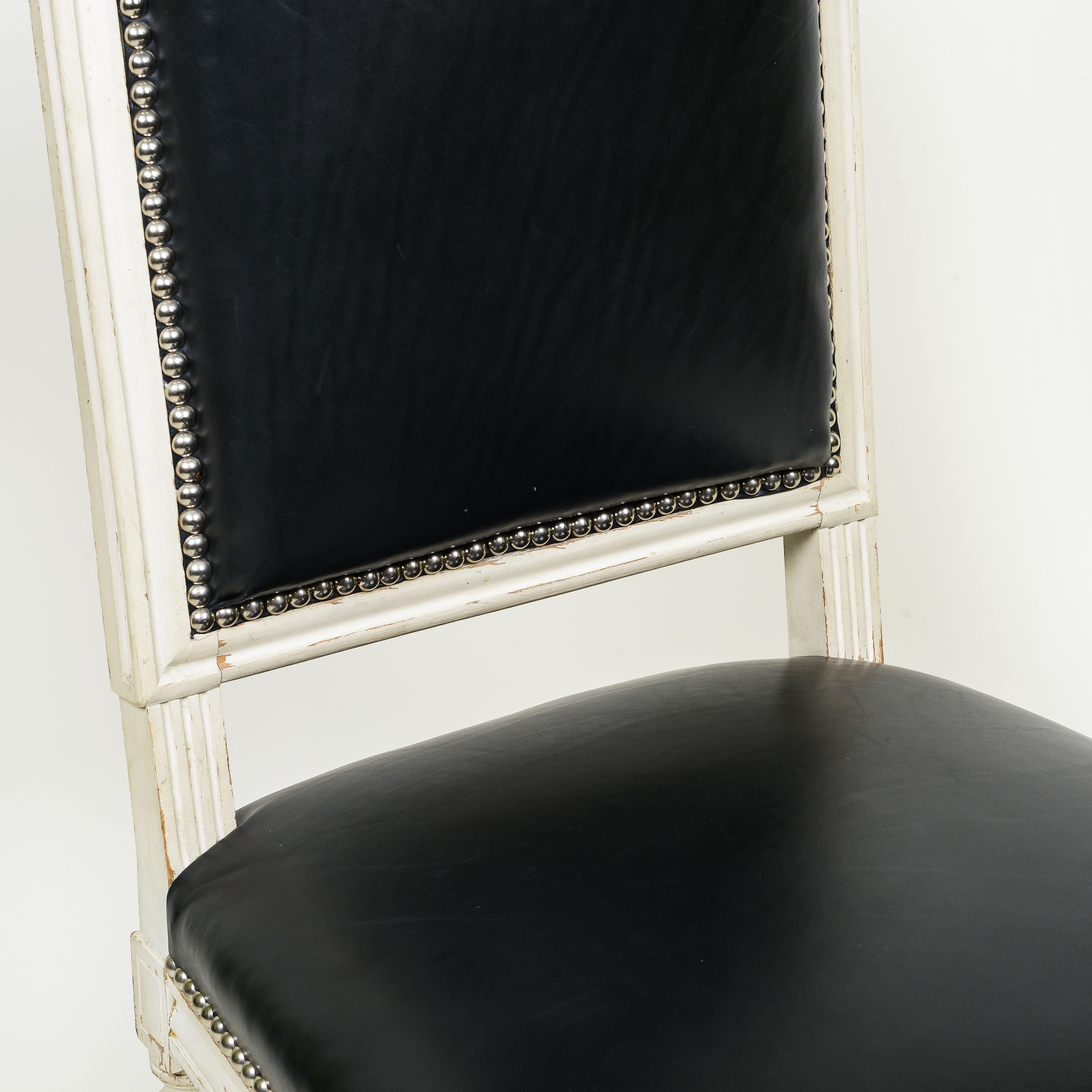 Ensemble de six chaises de salle à manger de style Louis XVI peintes en blanc en vente 4