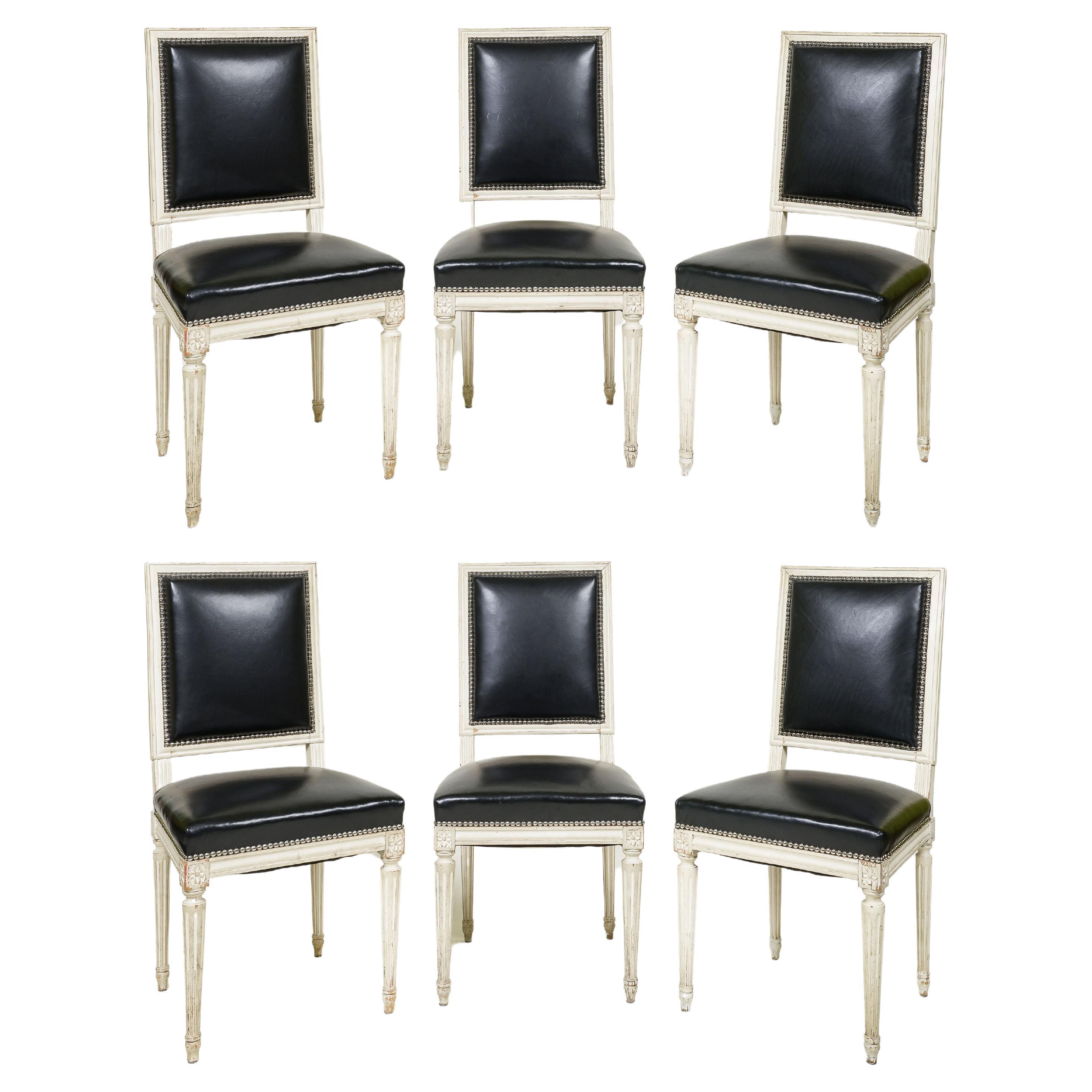 Ensemble de six chaises de salle à manger de style Louis XVI peintes en blanc en vente